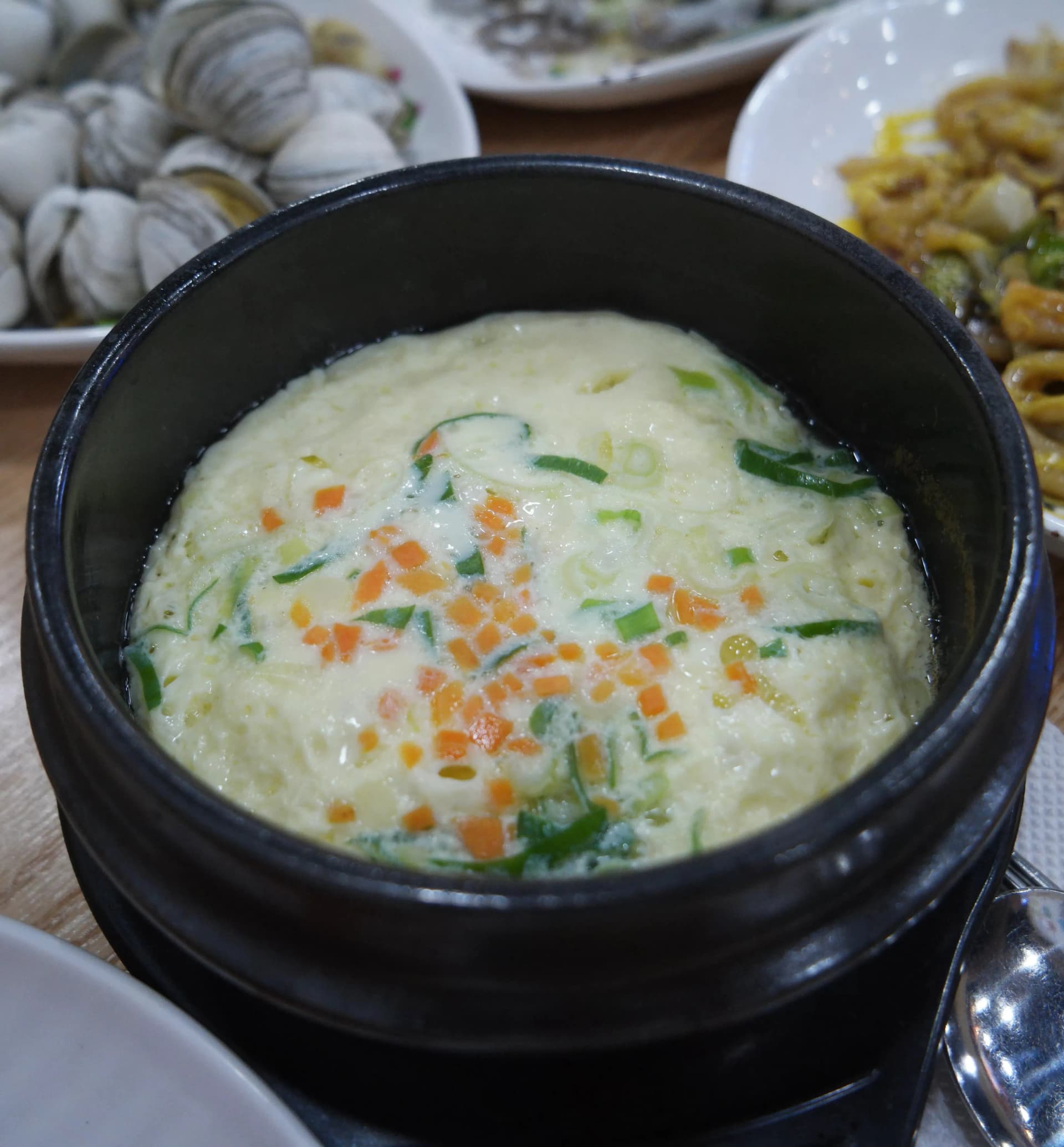 Пухкав корейски яйчен крем в каменна купа | 하이제이에스비