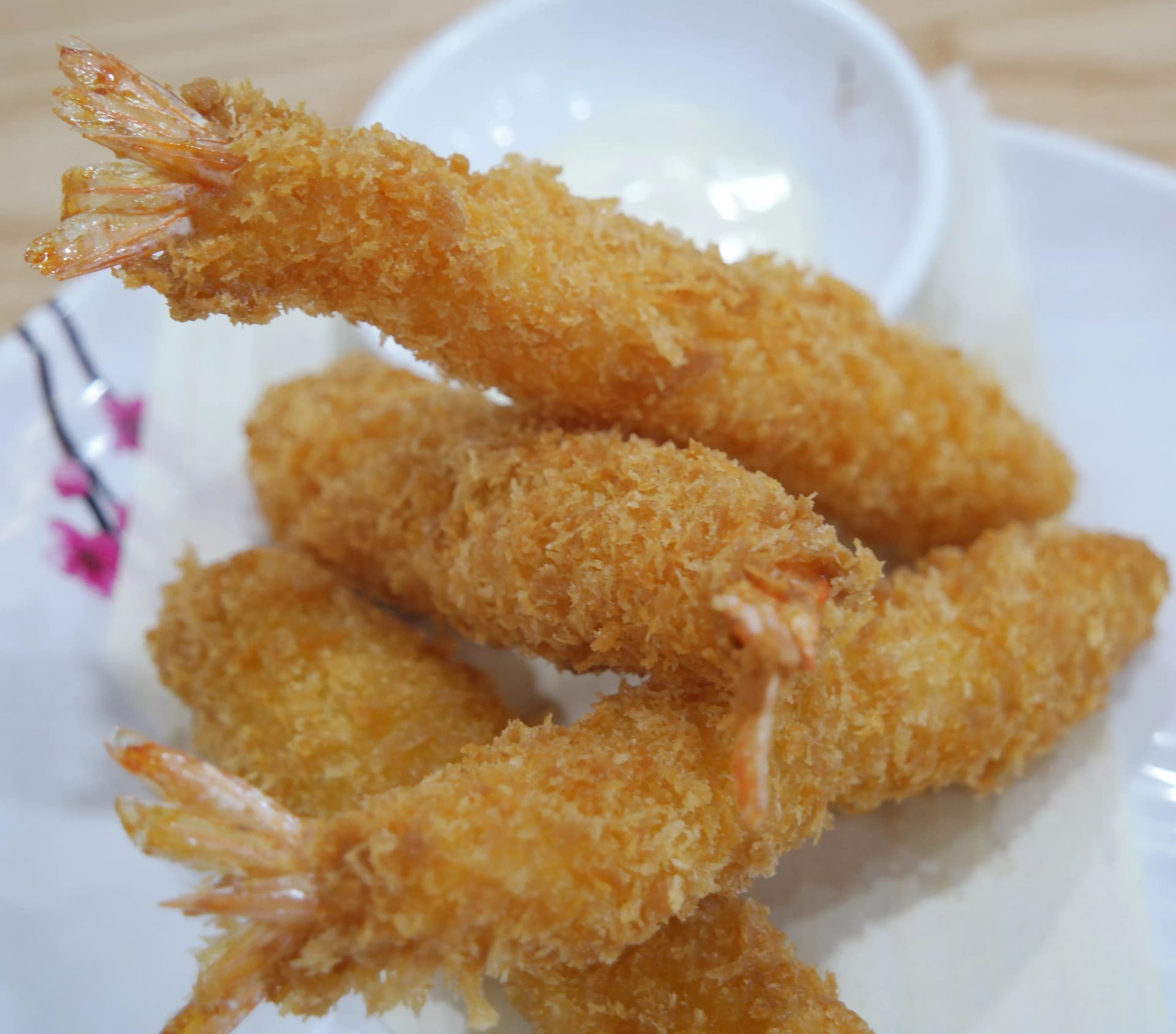 Хрупкави пържени скариди като гарнитура в курс менюто | 하이제이에스비