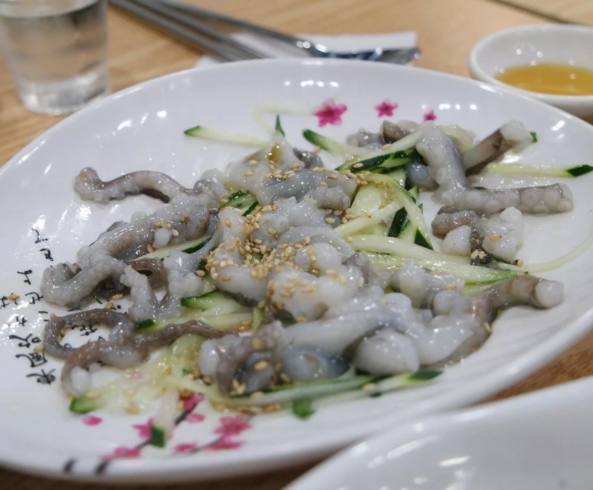 Суров малък октопод със сусам и сусамово олио – необичайно меню в корейски ресторант | 하이제이에스비