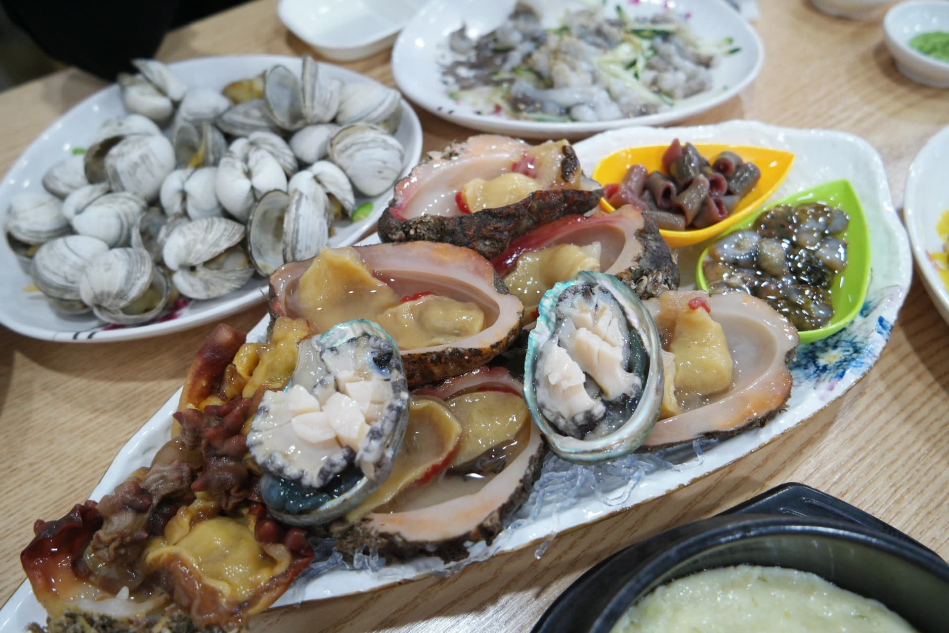Асорти от абалон, морски ананас, морска краставица и гаебул в корейски рибен ресторант | 하이제이에스비
