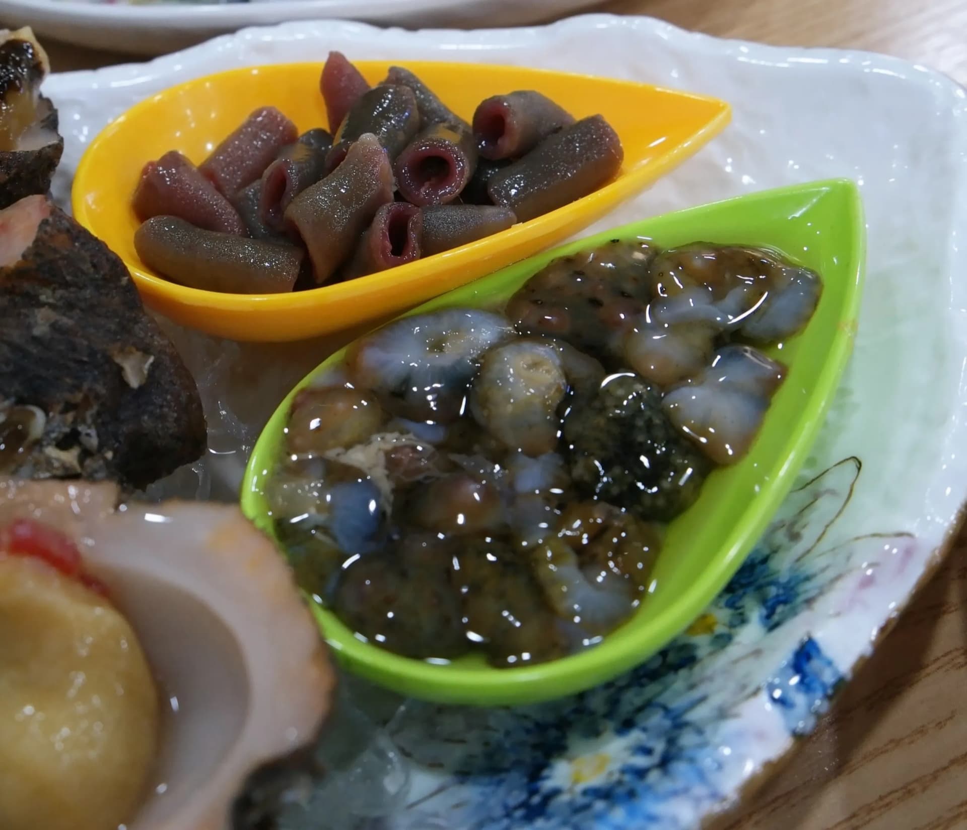 Гаебул в жълта купа и морска краставица в зелена купа | 하이제이에스비