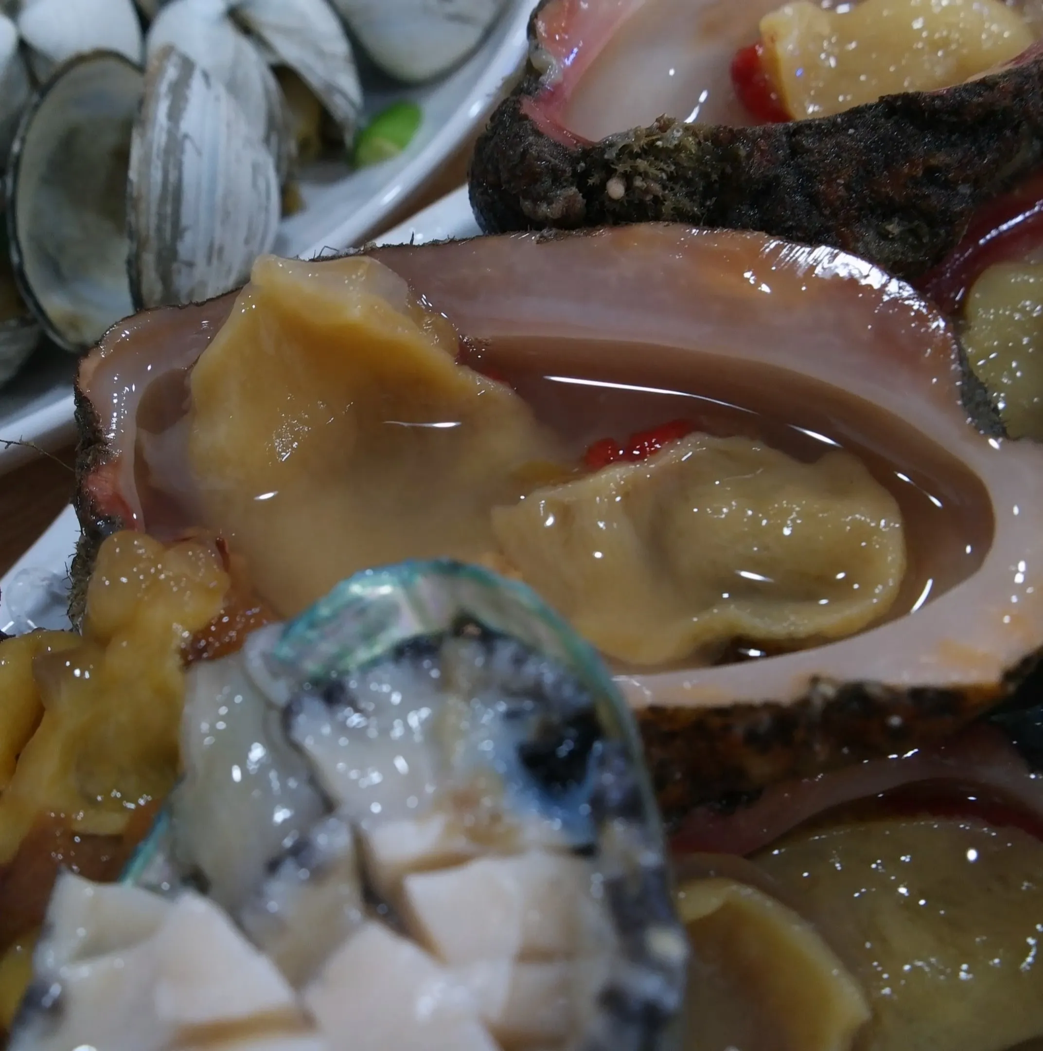 Морски ананас, поднесен в черупка, със златисто-оранжева сърцевина | 하이제이에스비