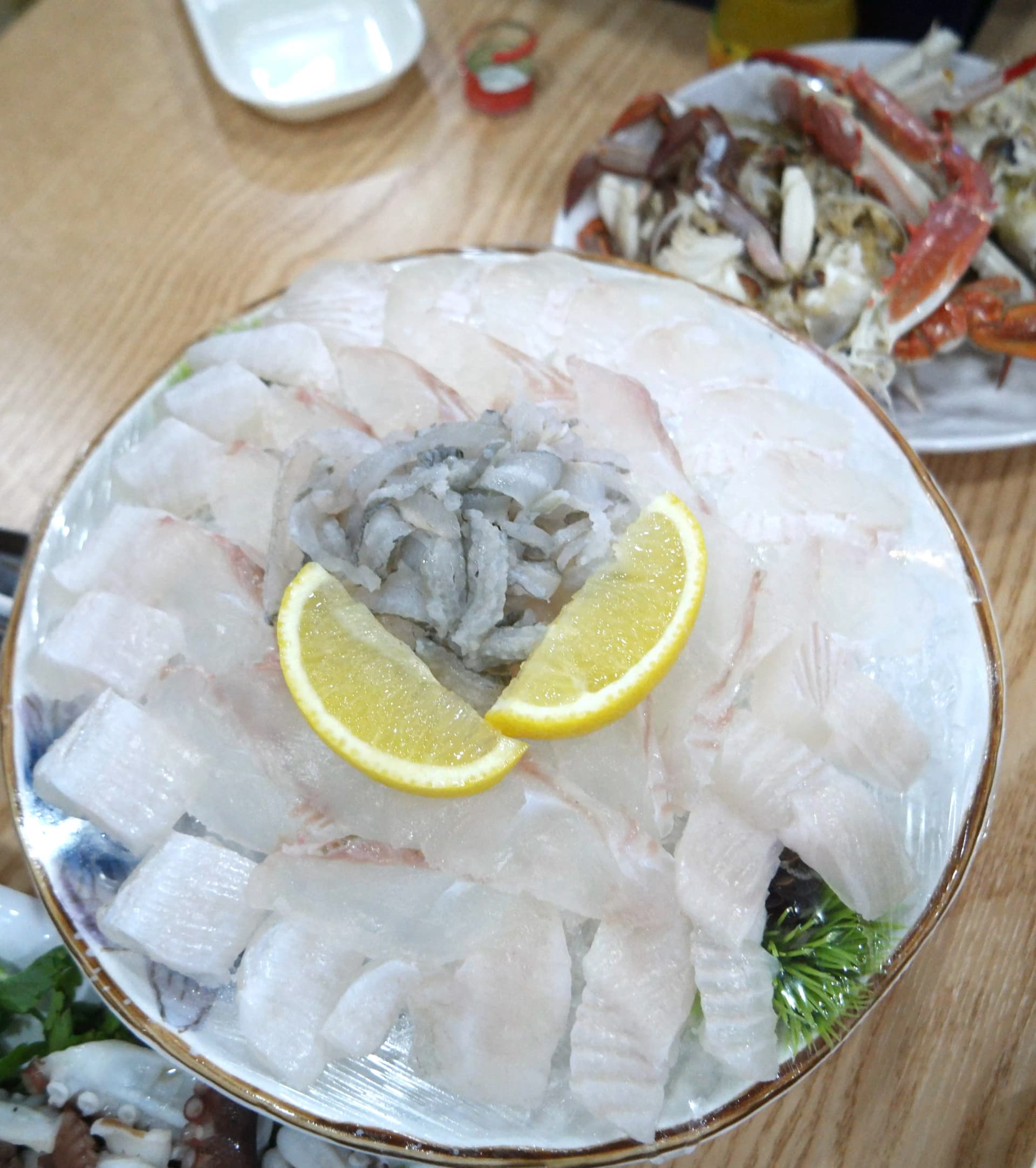 Основно плато с дебело нарязано асорти сашими върху лед | 하이제이에스비