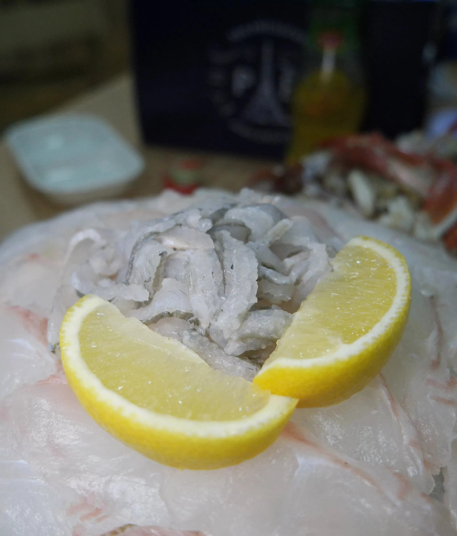 Отблизо дебели парчета сашими и секоши, нарязано заедно с костите | 하이제이에스비