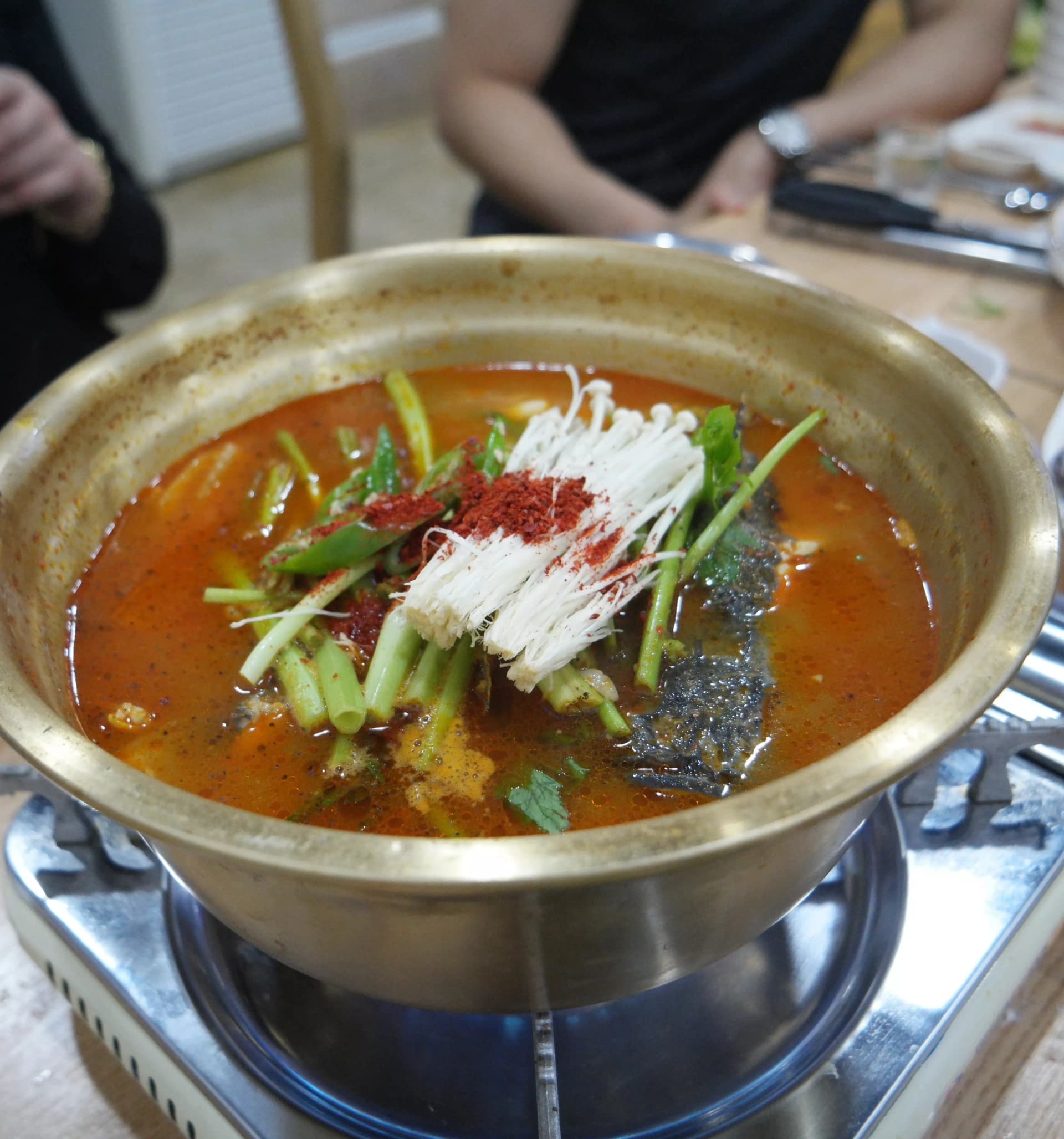 Финалът на курса в корейски рибен ресторант – люта рибена супа с червен бульон | 하이제이에스비