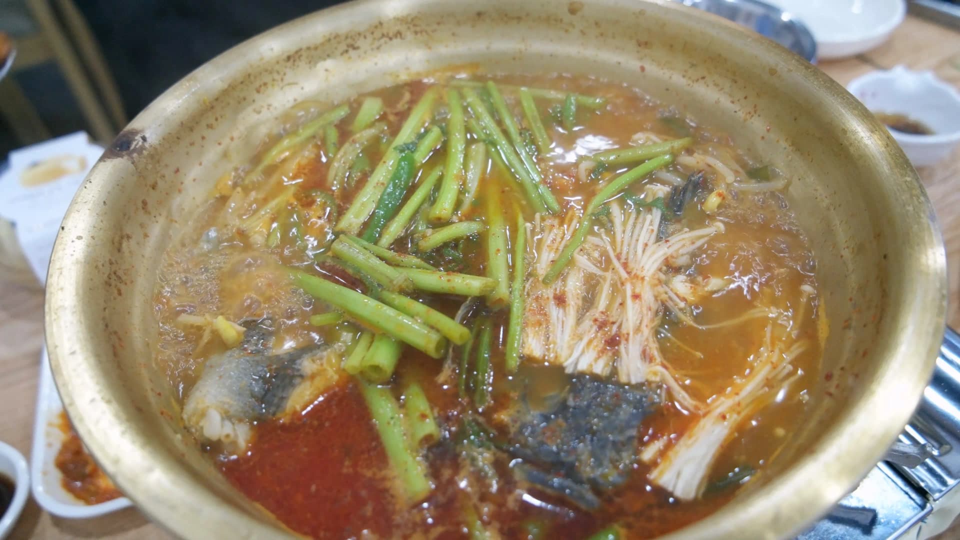 Кипяща люта рибена супа, чийто бульон става все по-плътен | 하이제이에스비