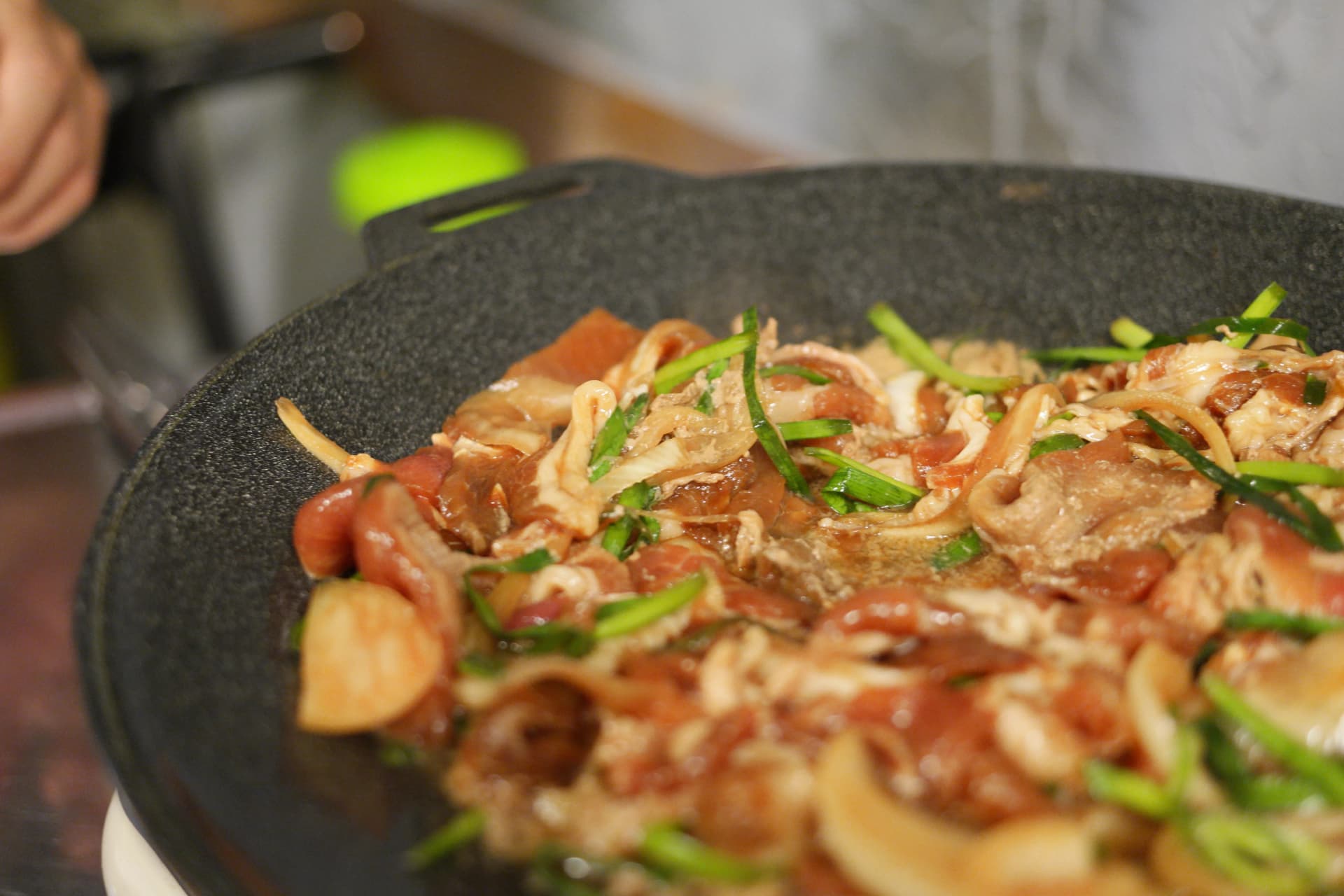 Hatua ya kati ya kupika jumulleok, mchuzi wa soya ukipungua na uso wa nyama kuanza kung'aa | 하이제이에스비