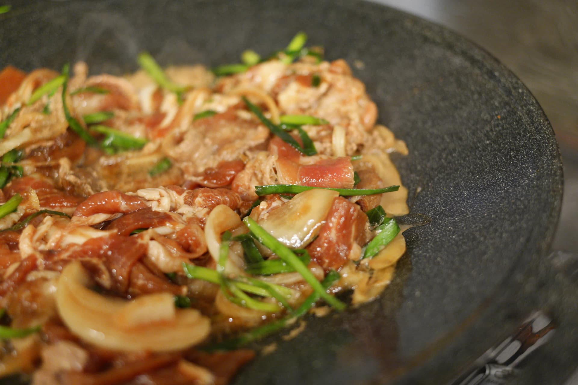 Jumulleok karibu kuiva kabisa, mchuzi wa soya ukiwa umepungua na kuifunika nyama kama koti | 하이제이에스비