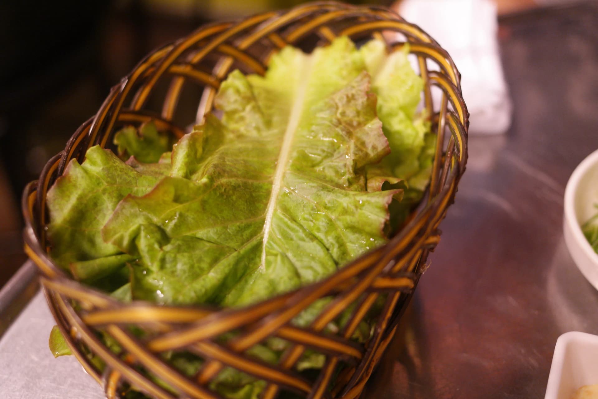 Kikapu cha majani mabichi ya saladi kinachotolewa pamoja na jumulleok | 하이제이에스비