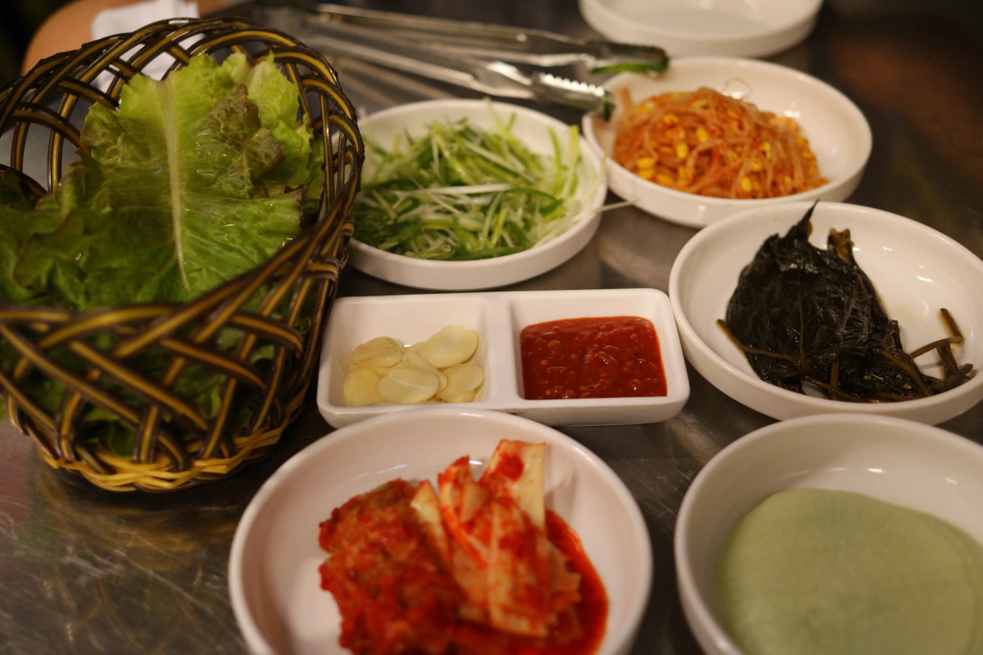 Meza ya viburudisho vya jumulleok: majani ya saladi, pa-chae, kitunguu saumu, ssamjang, kimchi, maharagwe machipukizi na saladi ya mwani | 하이제이에스비