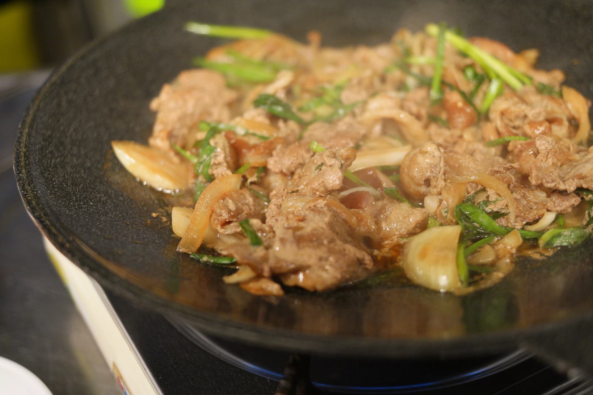 Hatua ya mwanzo ya jumulleok: nyama ikianza kubadilika rangi kuwa kahawia na kitunguu saumu kikianza kuungua vizuri | 하이제이에스비