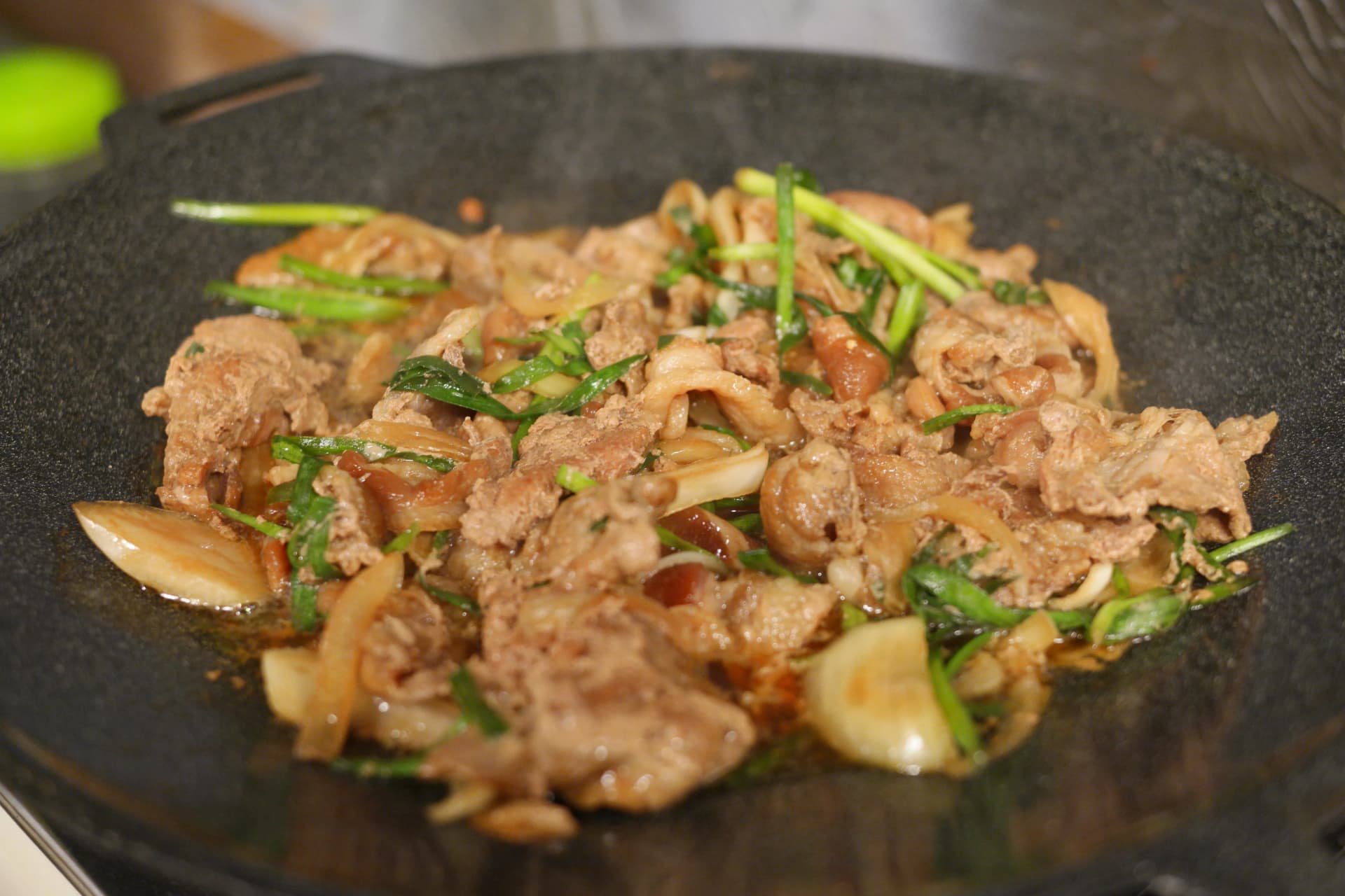 Hatua ya kati ya jumulleok: mchuzi wa soya ukiingia kwenye nyama na vitunguu vikianza kuwa vya karamel | 하이제이에스비