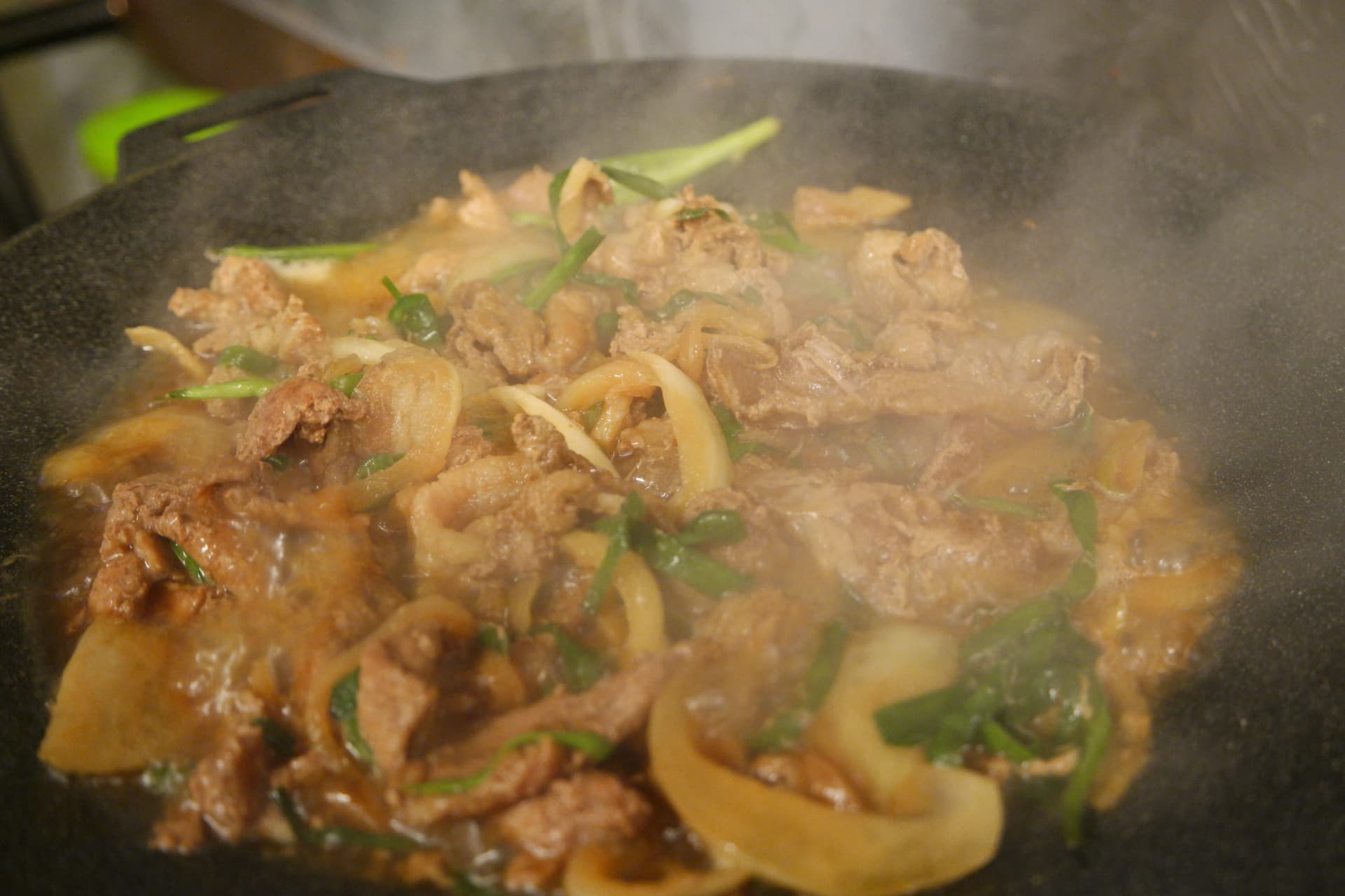 Kilele cha jumulleok: moshi mdogo ukipanda juu ya sahani ya chuma wakati nyama ikiiva kabisa | 하이제이에스비