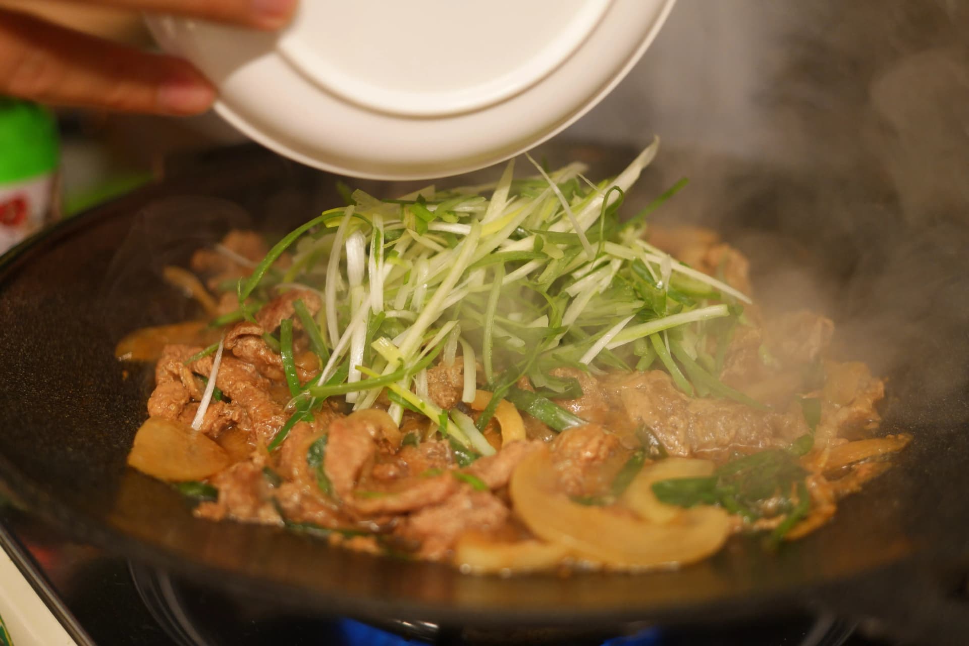 Pa-chae mabichi yakimwagwa kwa wingi juu ya jumulleok inayoiva kwenye sahani ya chuma moto | 하이제이에스비