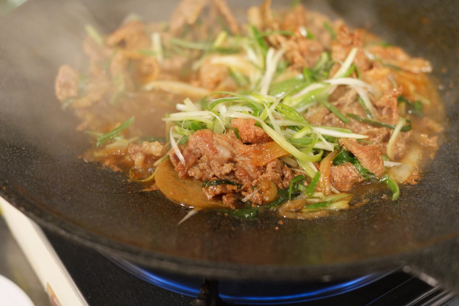 Jumulleok ya nguruwe iliyokamilika: mchuzi wa soya umepungua kabisa na kuifanya nyama ing'ae | 하이제이에스비