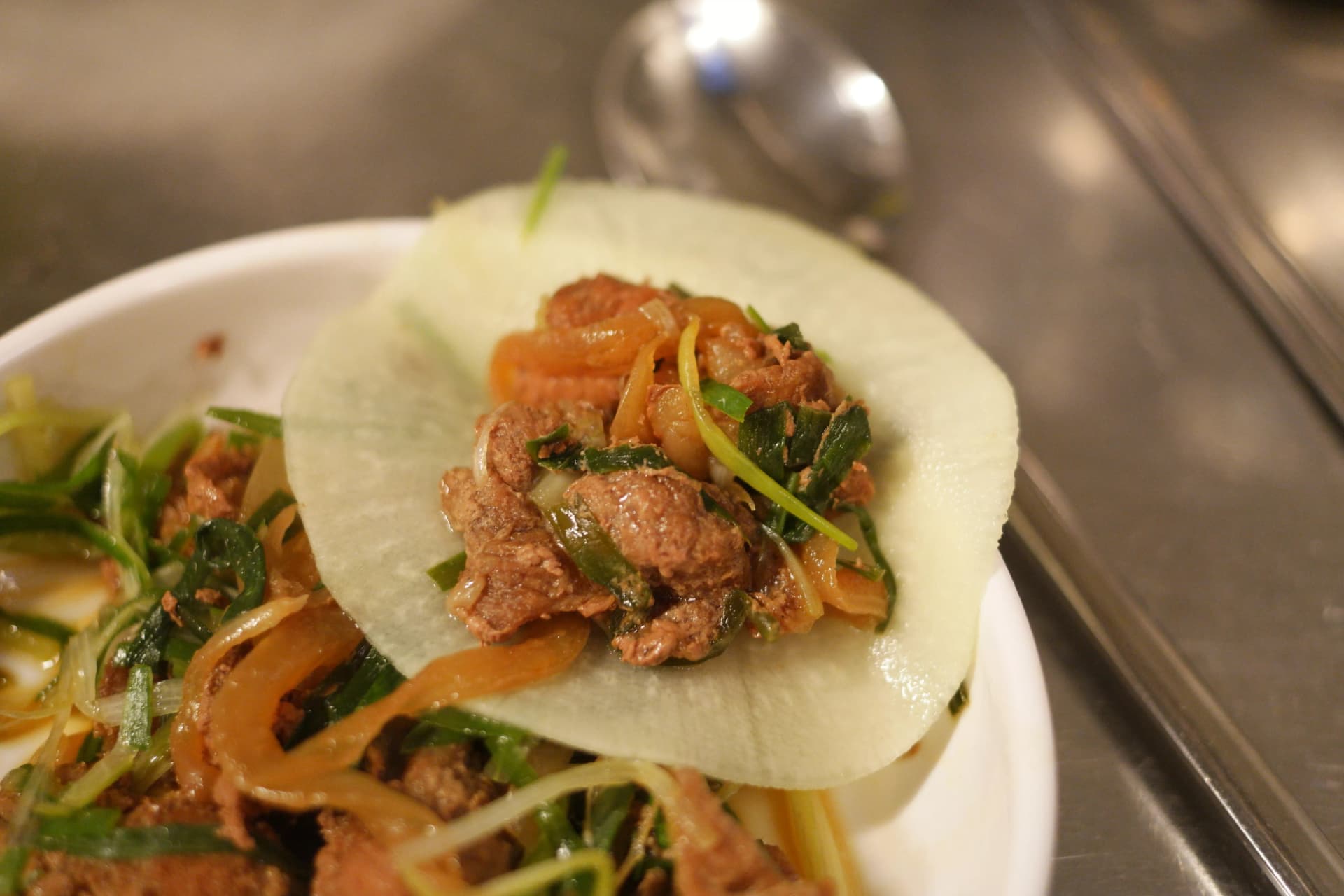 Kufunga jumulleok ya soya kwenye kipande chembamba cha radishi iliyochachushwa | 하이제이에스비