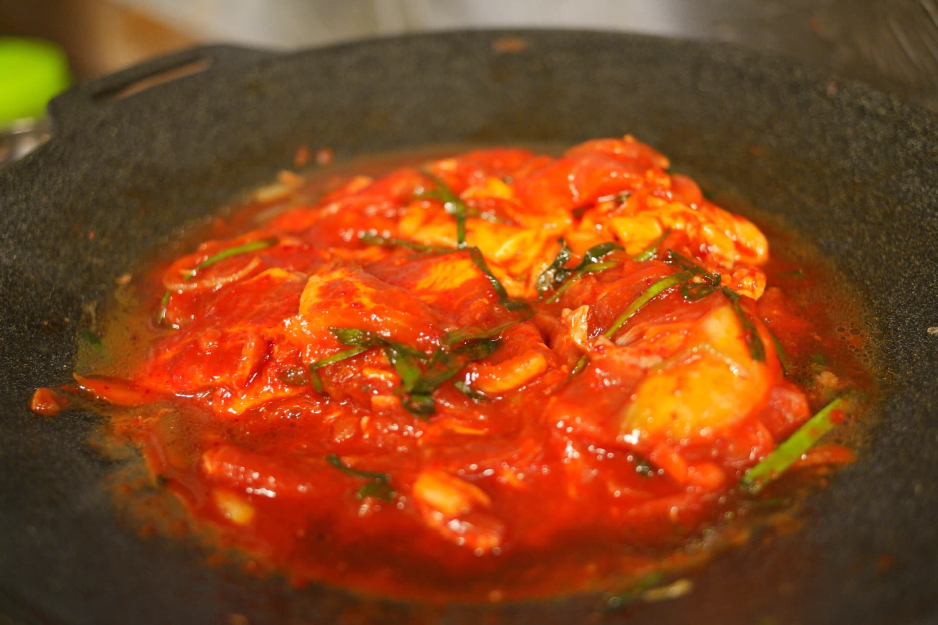 Jumulleok kali juu ya sahani ya chuma: mchuzi mwekundu wa gochujang ukitapakaa na kuonekana mkali | 하이제이에스비