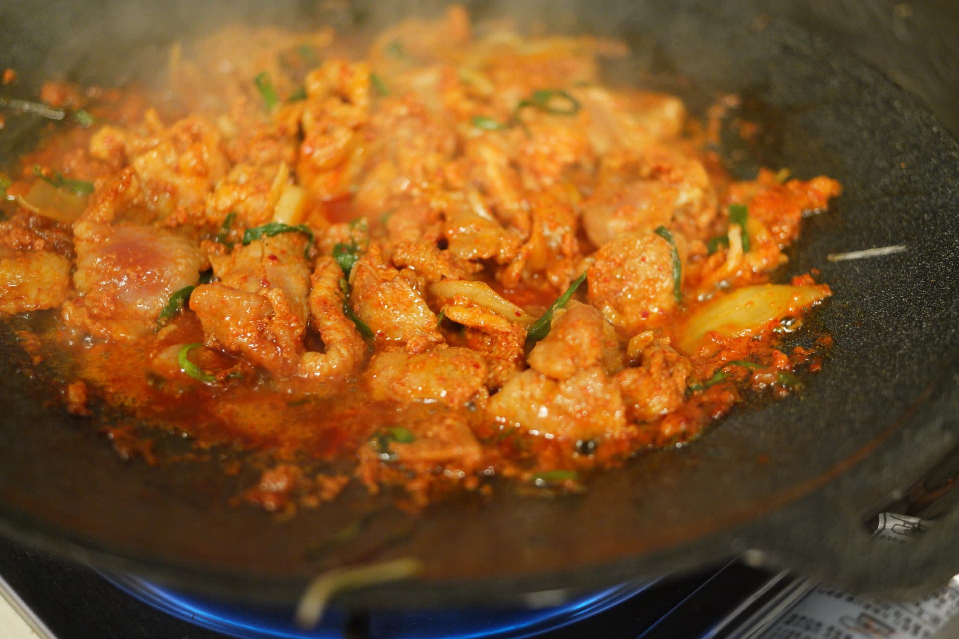 Jumulleok kali karibu kukamilika: mchuzi wa gochujang umepungua na kuifunika nyama kama mipako | 하이제이에스비