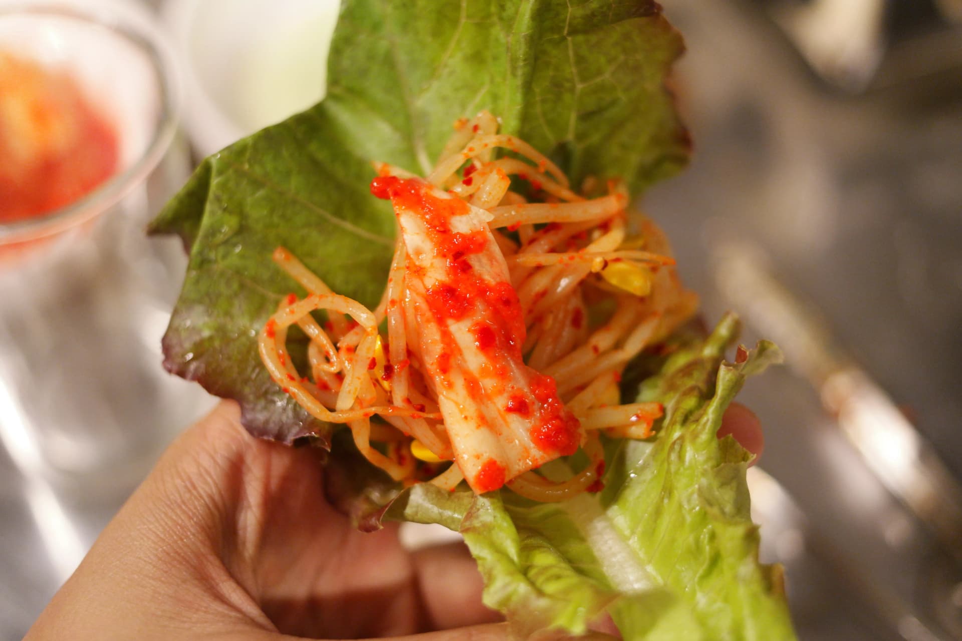 Kuandaa ssam: kuweka saladi ya maharagwe machipukizi juu ya jani la saladi | 하이제이에스비