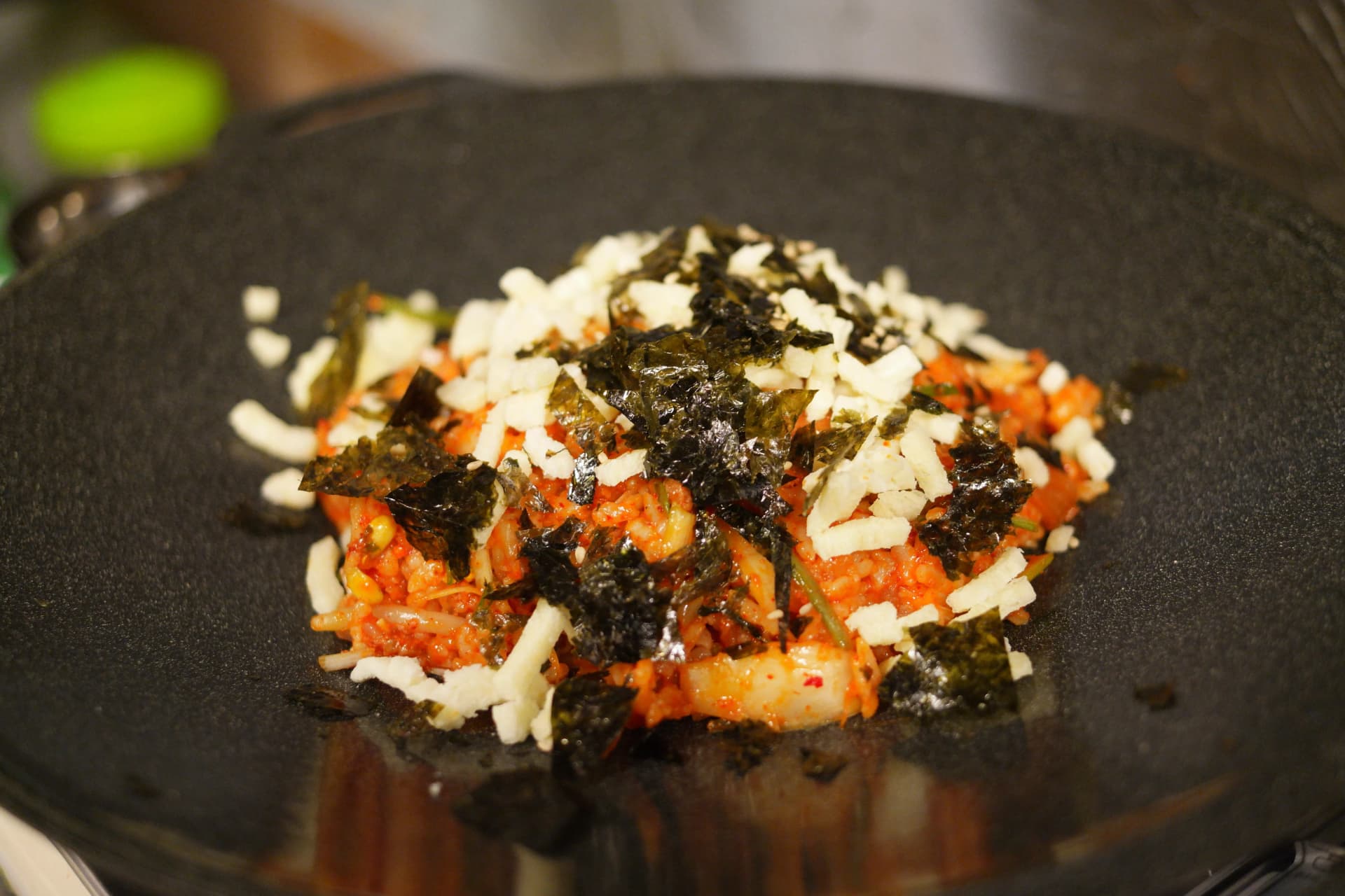 Kukaanga mchele juu ya sahani ya chuma yenye mchuzi wa jumulleok, pamoja na kuongeza jibini | 하이제이에스비