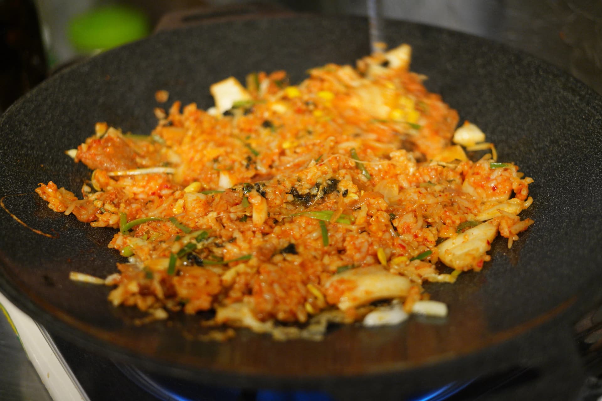 Mchele wa kukaanga wa jumulleok uliokamilika: rangi ya chungwa kutokana na mchuzi wa gochujang kuingia kwenye kila punje | 하이제이에스비