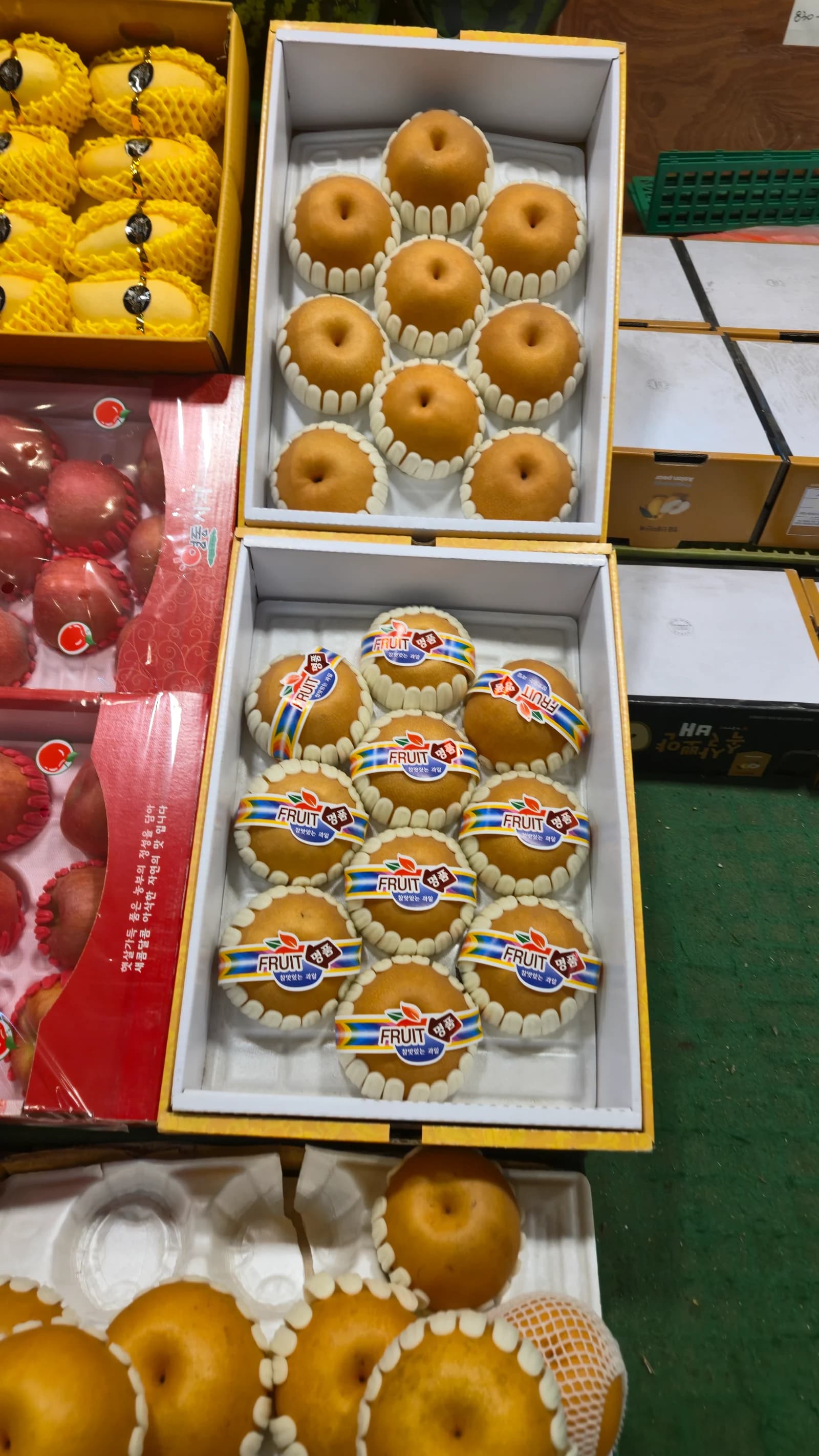 한국 전통시장에 진열된 한국 배, 선물용 포장과 낱개 판매가 함께 있다