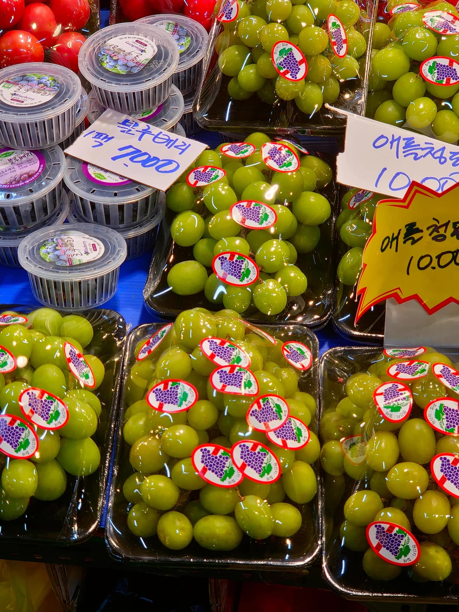 애플청포도 오톰크리스피 한 팩 10000원과 블루베리 7000원이 나란히 진열된 모습