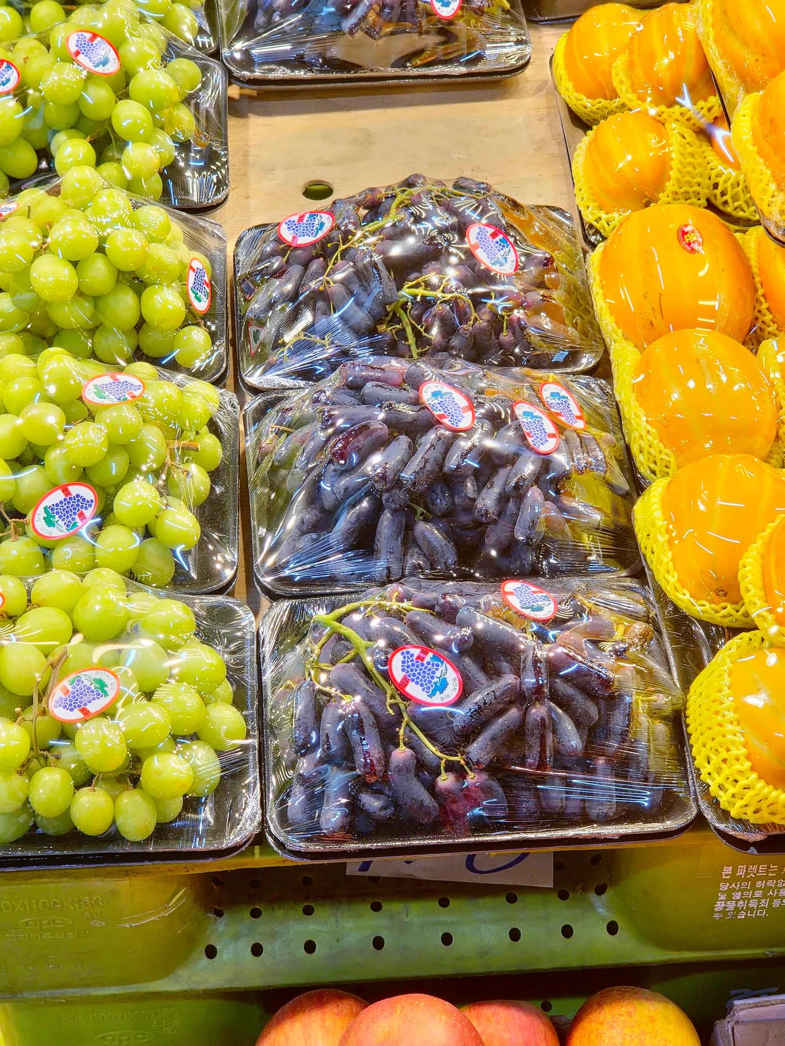 가지포도 블랙사파이어 품종, 검보라색 길쭉한 포도가 참외 옆에 진열되어 있다