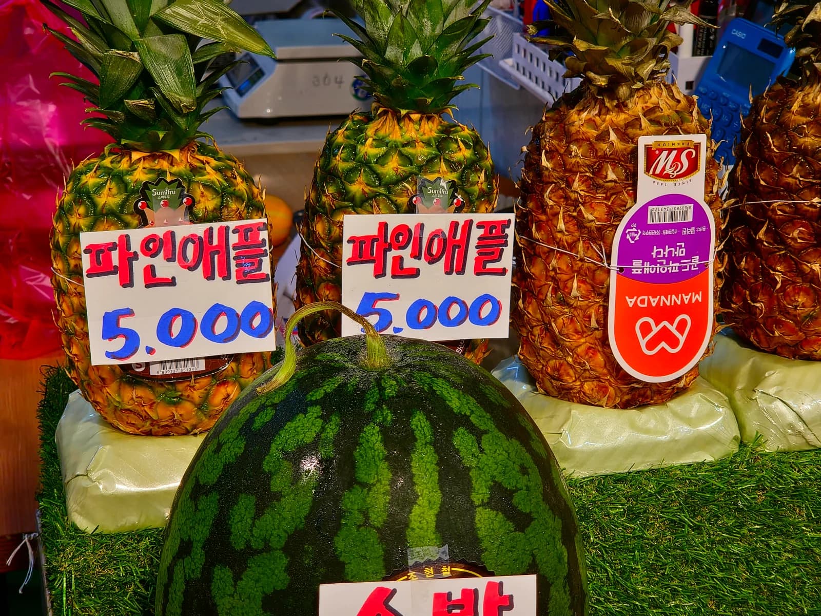 파인애플 개당 5000원, 아래쪽에 수박이 함께 진열된 한국 전통시장 과일 코너