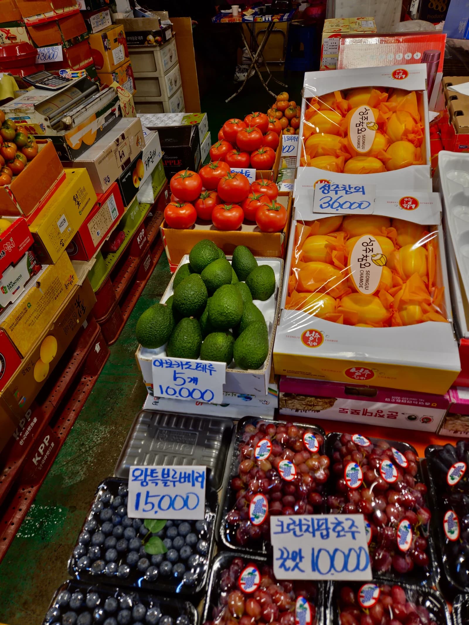 성주참외 선물세트 36000원 아보카도 5개 10000원 왕특 블루베리 15000원 크런치팜 포도 10000원이 한 가게에 진열된 모습, 손글씨 가격표