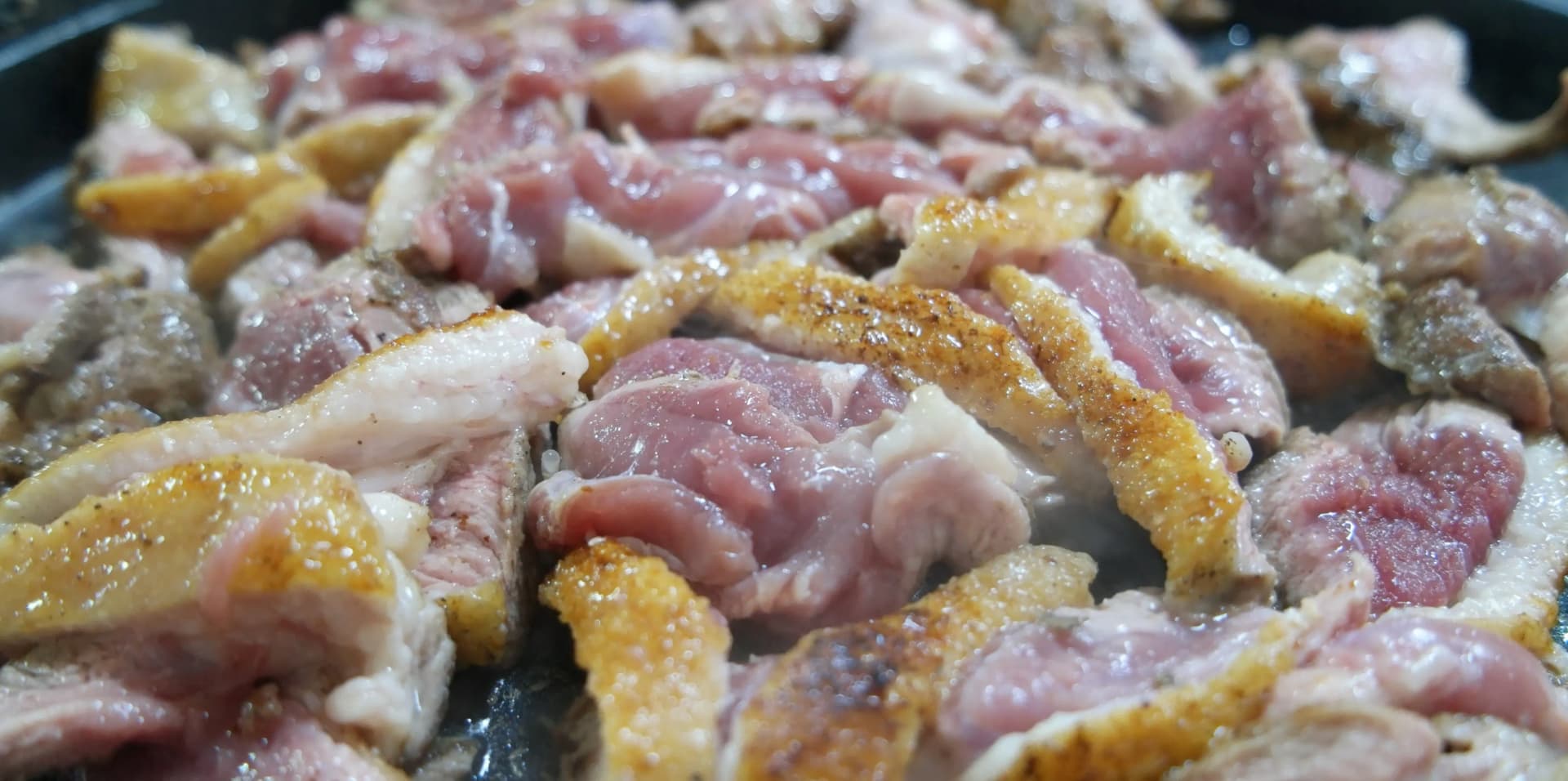 Bebek panggang sedang matang kulit keemasan daging masih pink | 하이제이에스비