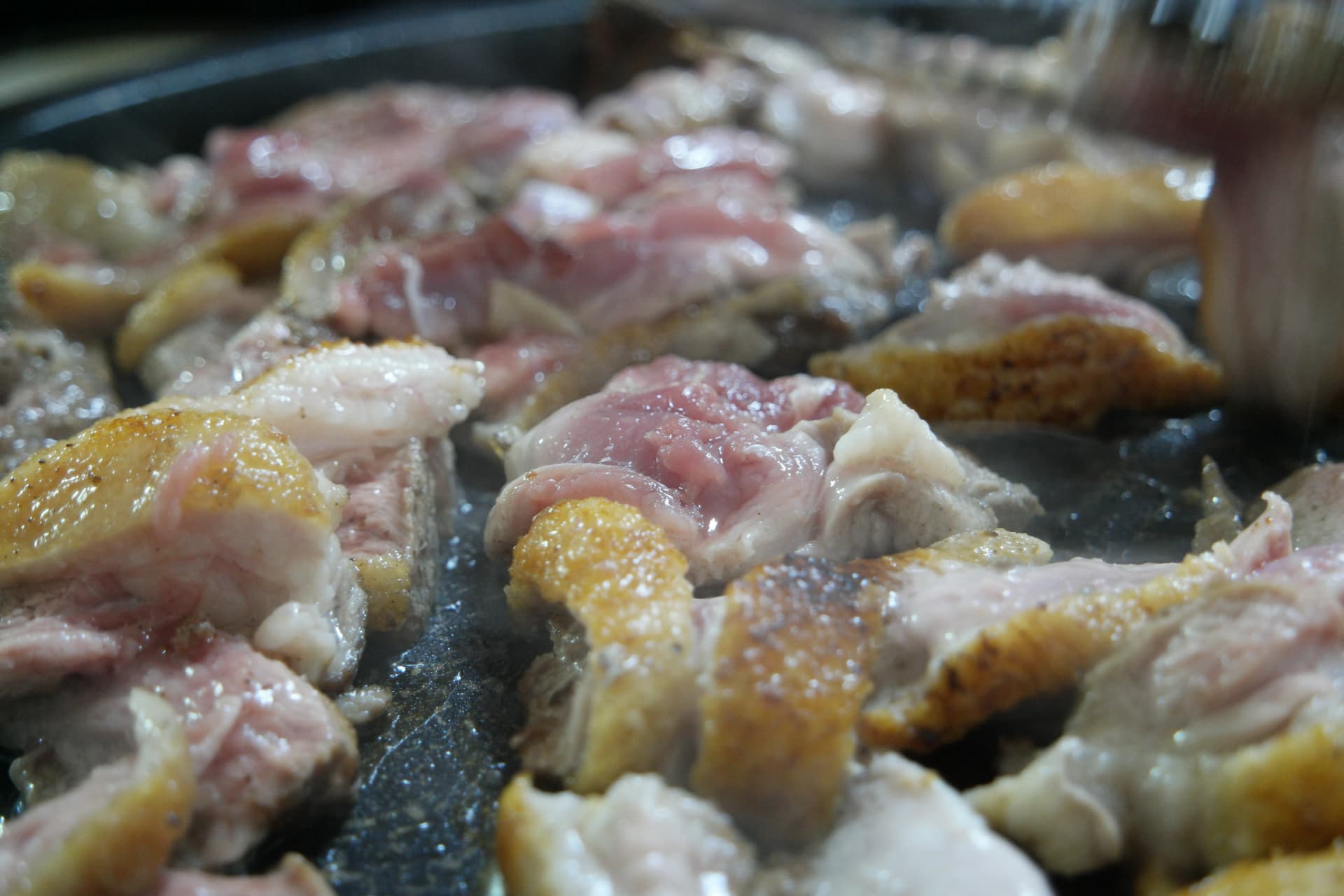 Penjepit membalik bebek panggang di stone plate dengan suara sizzling | 하이제이에스비