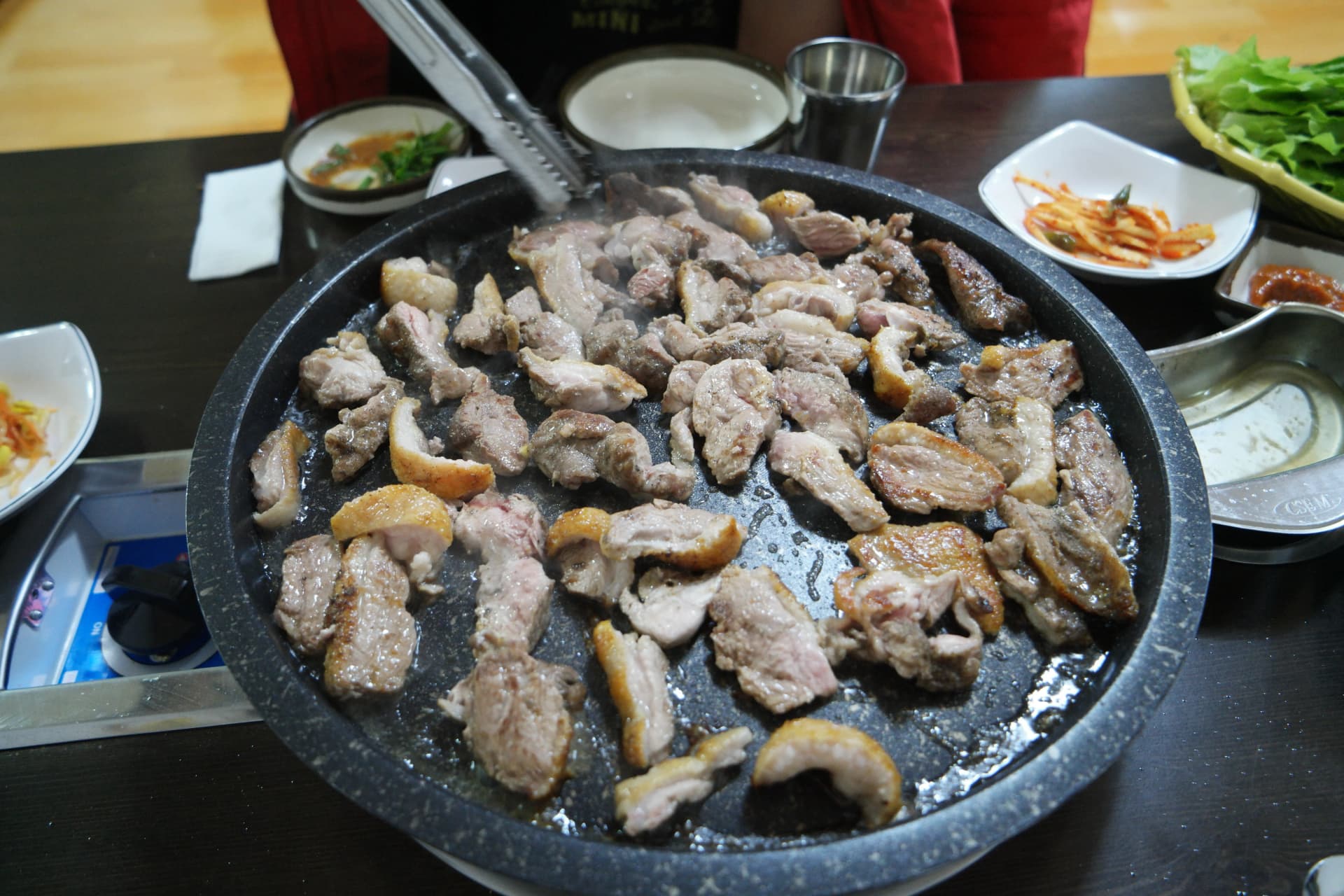 Stone plate penuh bebek panggang kulit keemasan hampir selesai matang | 하이제이에스비