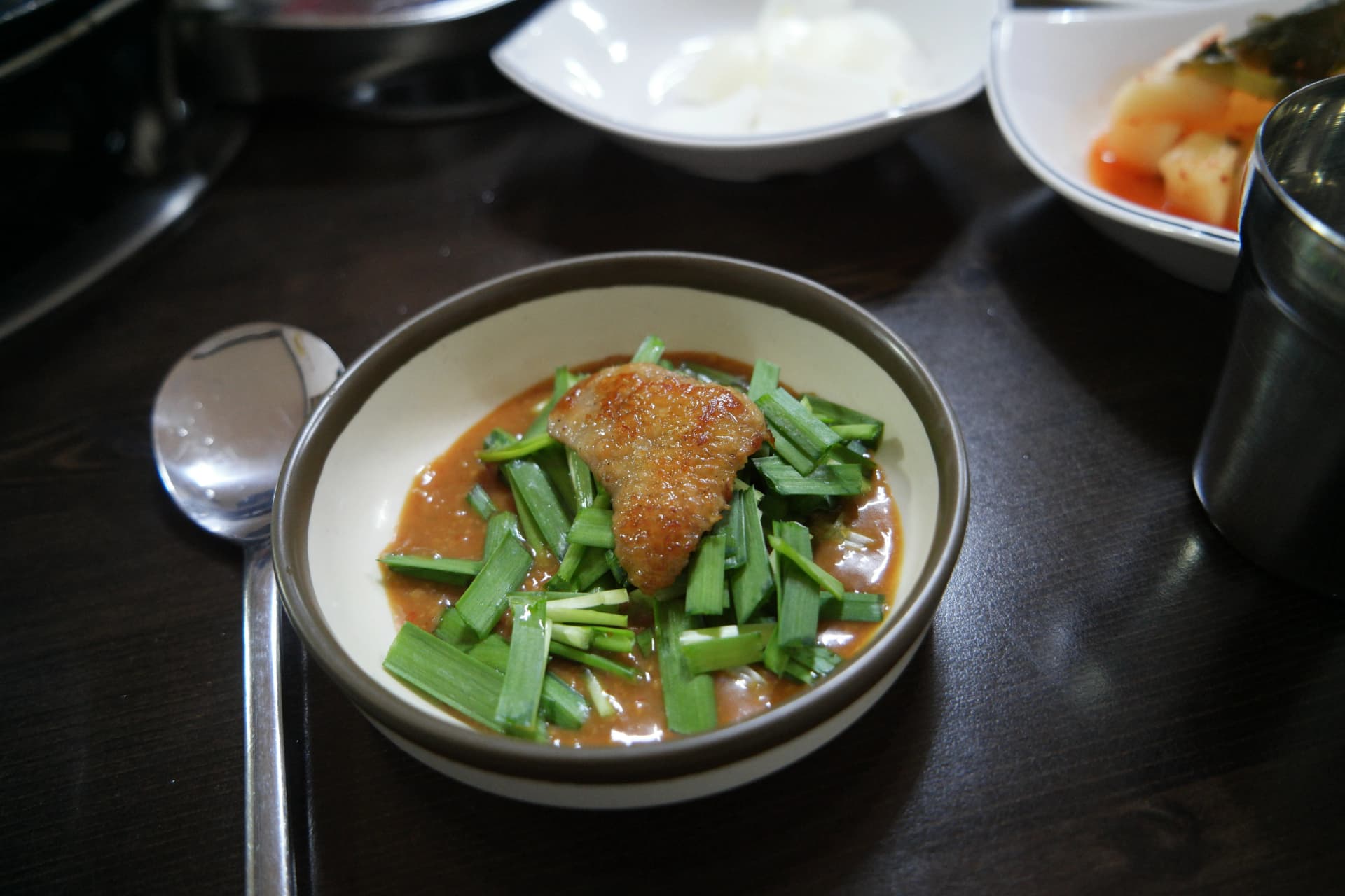 Bebek panggang dicocol saus kucai gochujang cara makan bebek ala Korea | 하이제이에스비