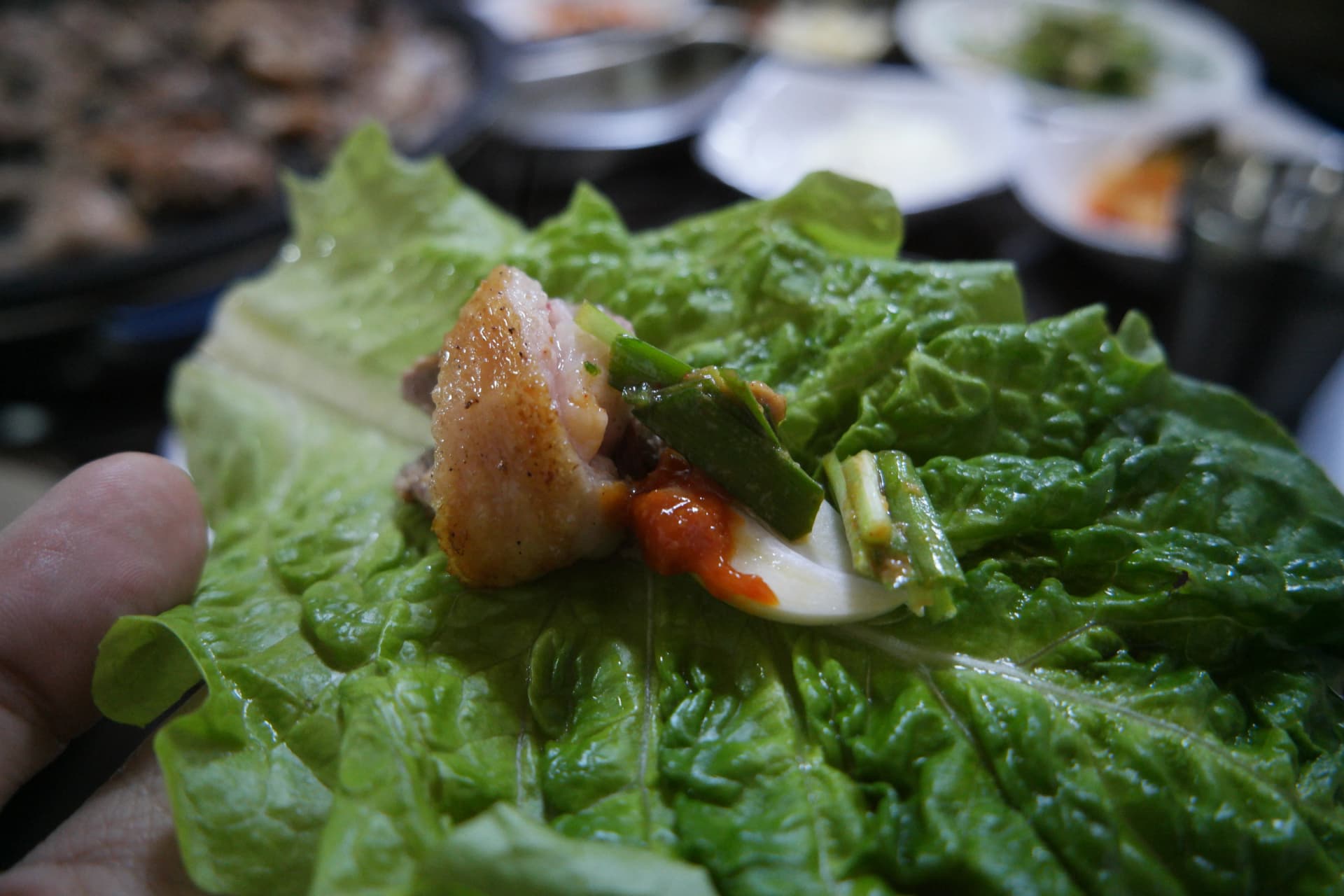 Wrap selada berisi bebek panggang saus kucai dan bawang putih ala Korea | 하이제이에스비