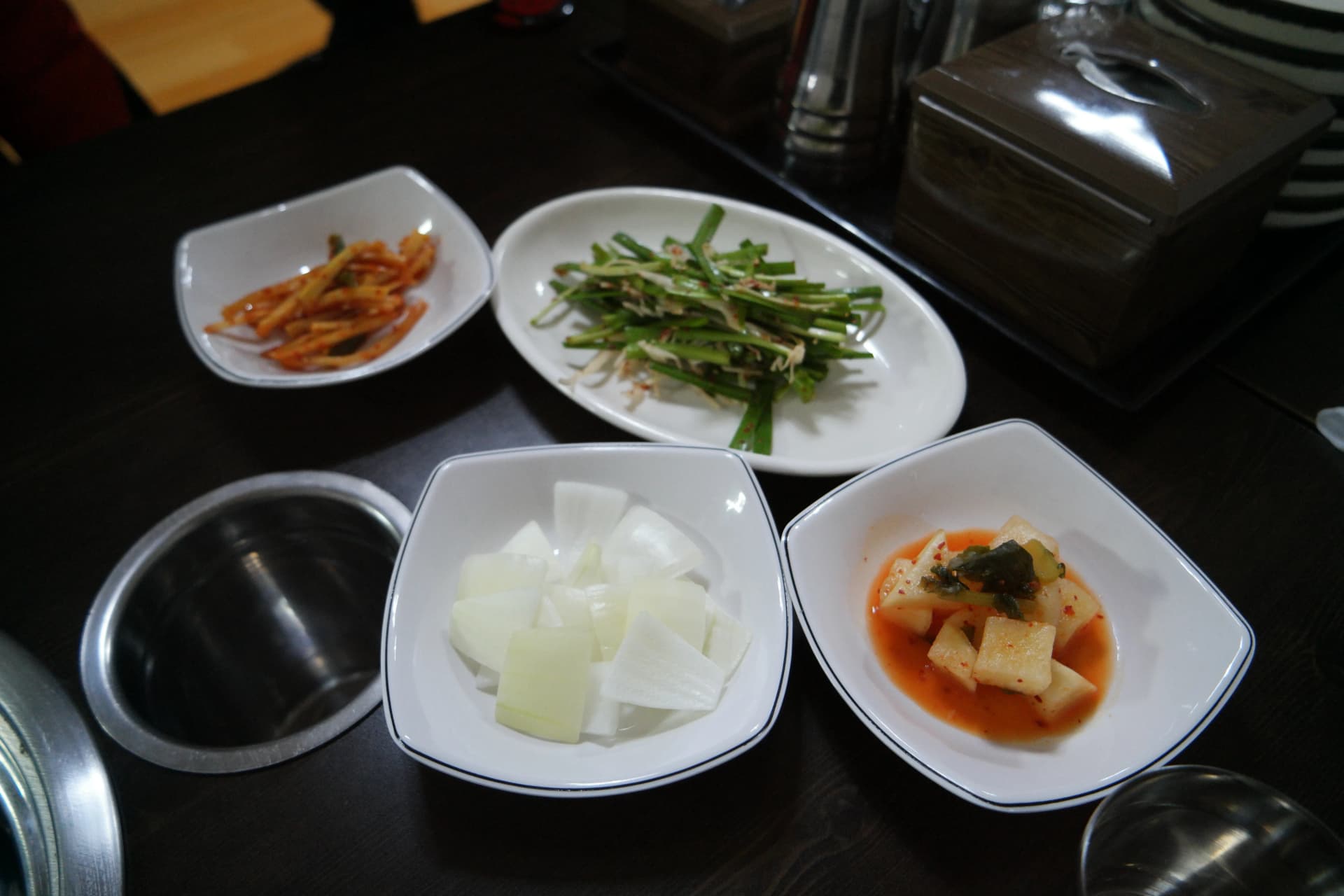 Aneka banchan restoran bebek panggang kkakdugi lobak acar tumis kucai | 하이제이에스비