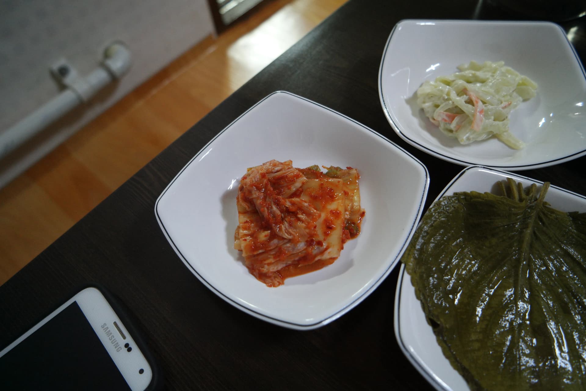 Kimchi pendamping bebek panggang perpaduan pedas kimchi dan gurih bebek | 하이제이에스비