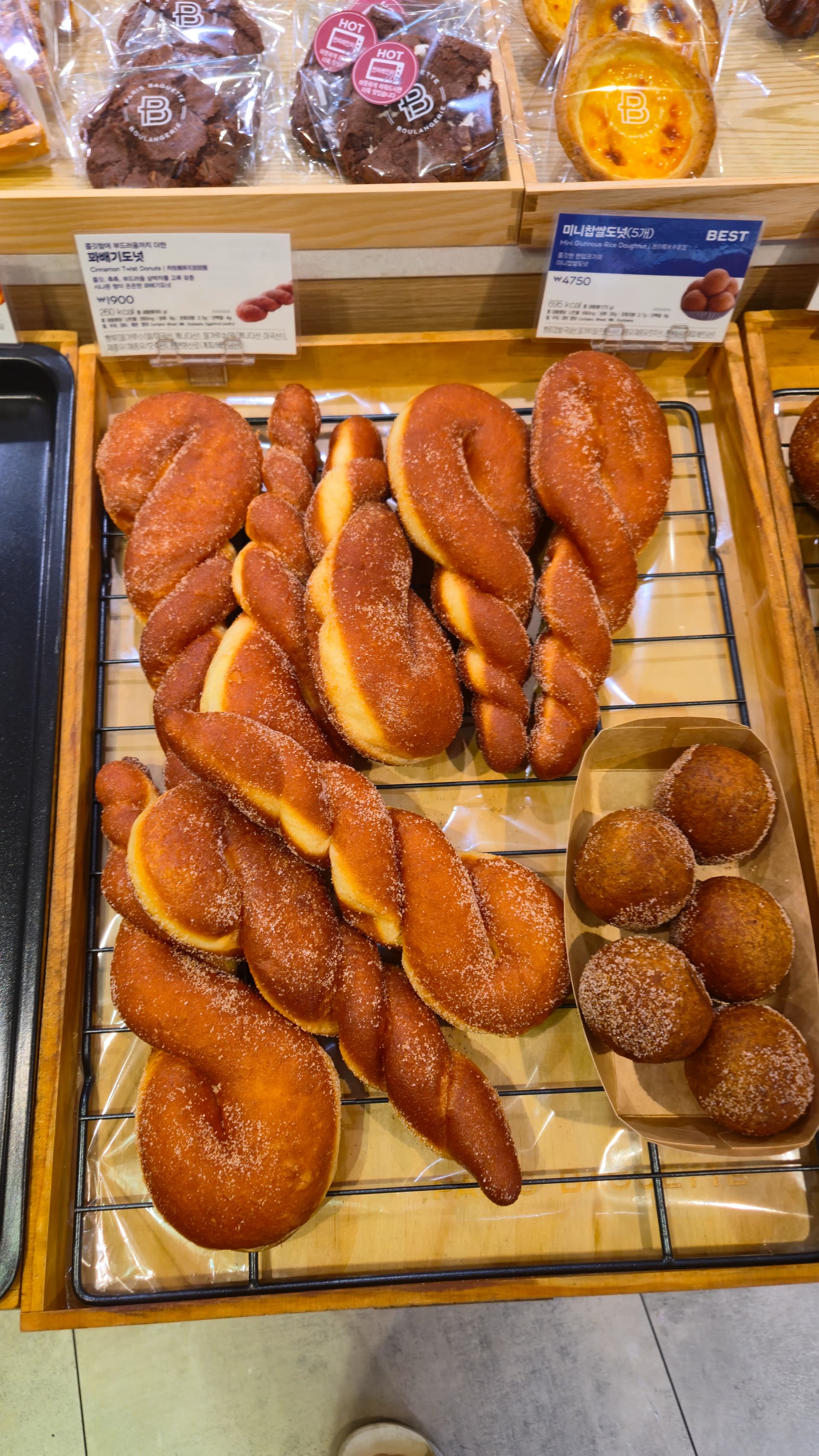 파리바게뜨 진열대 위의 꽈배기와 찹쌀도너츠