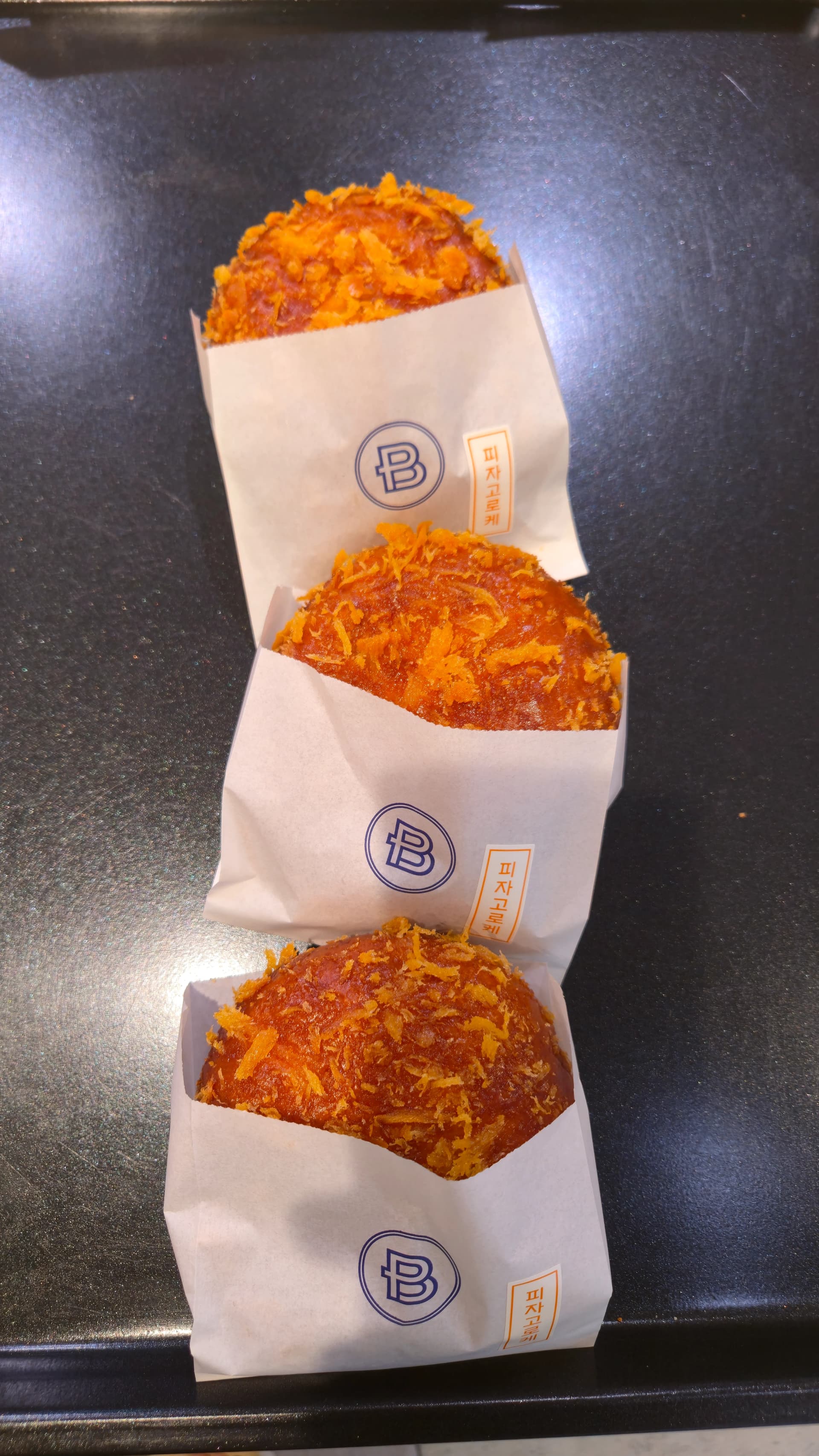 파리바게뜨 피자고로케, 빵가루를 묻혀 튀긴 한국식 크로켓