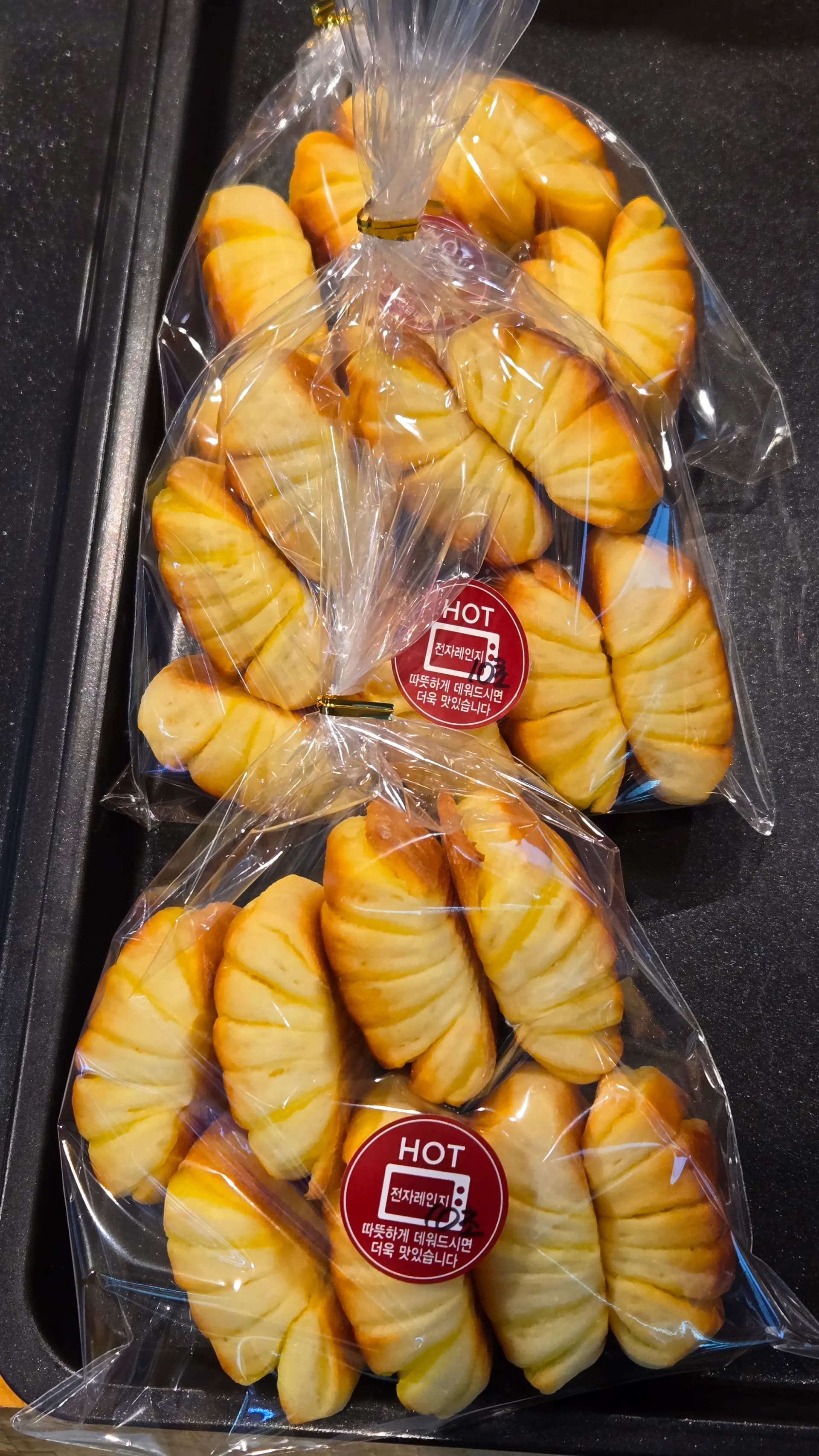 파리바게뜨 찰떡이 들어간 빵, 전자레인지로 데워 먹으면 더 맛있다고 포장에 적혀 있는 모습