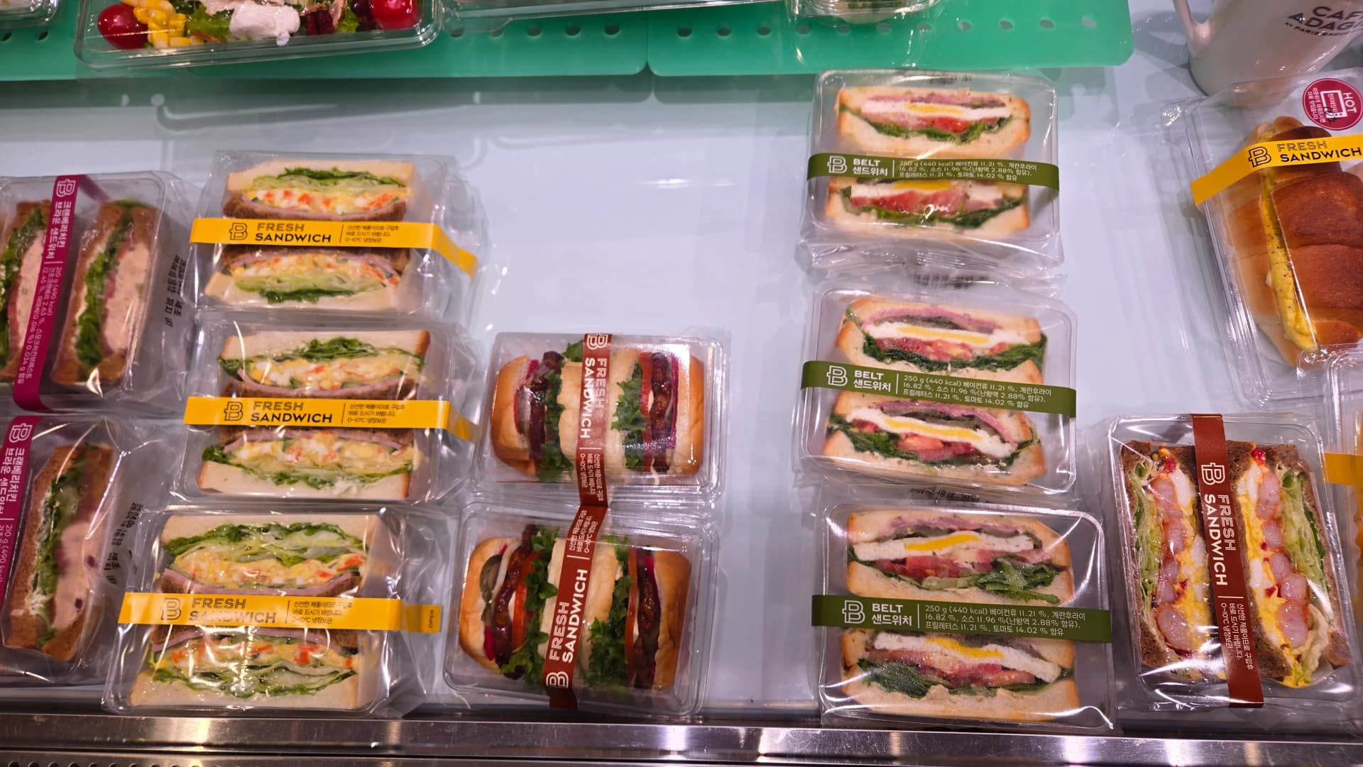 파리바게뜨 냉장 코너 샌드위치 진열대, 프레시 샌드위치와 벨트 샌드위치가 진열된 모습