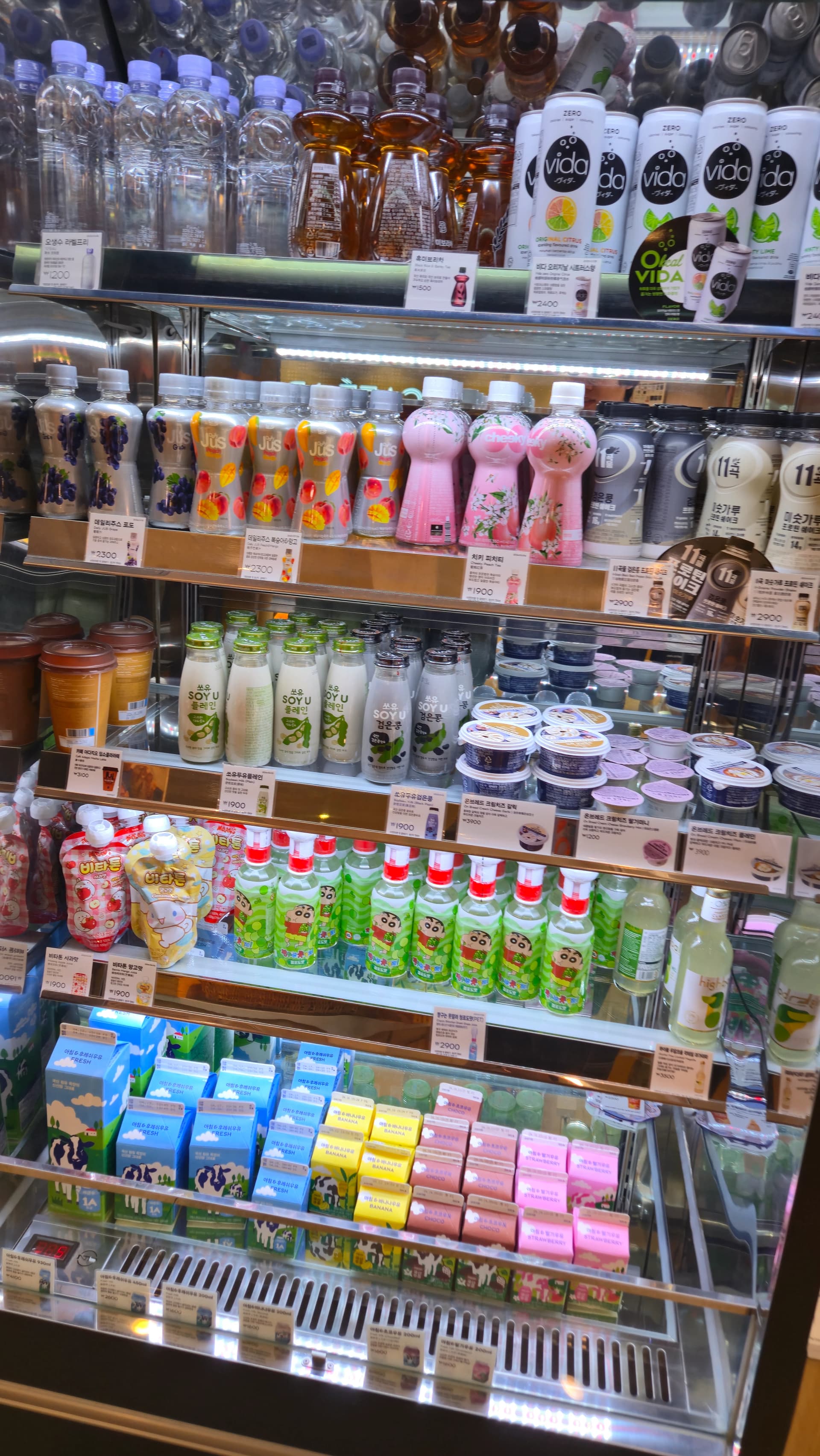 파리바게뜨 음료 냉장고, 주스 두유 요거트 우유가 색깔별로 진열된 모습