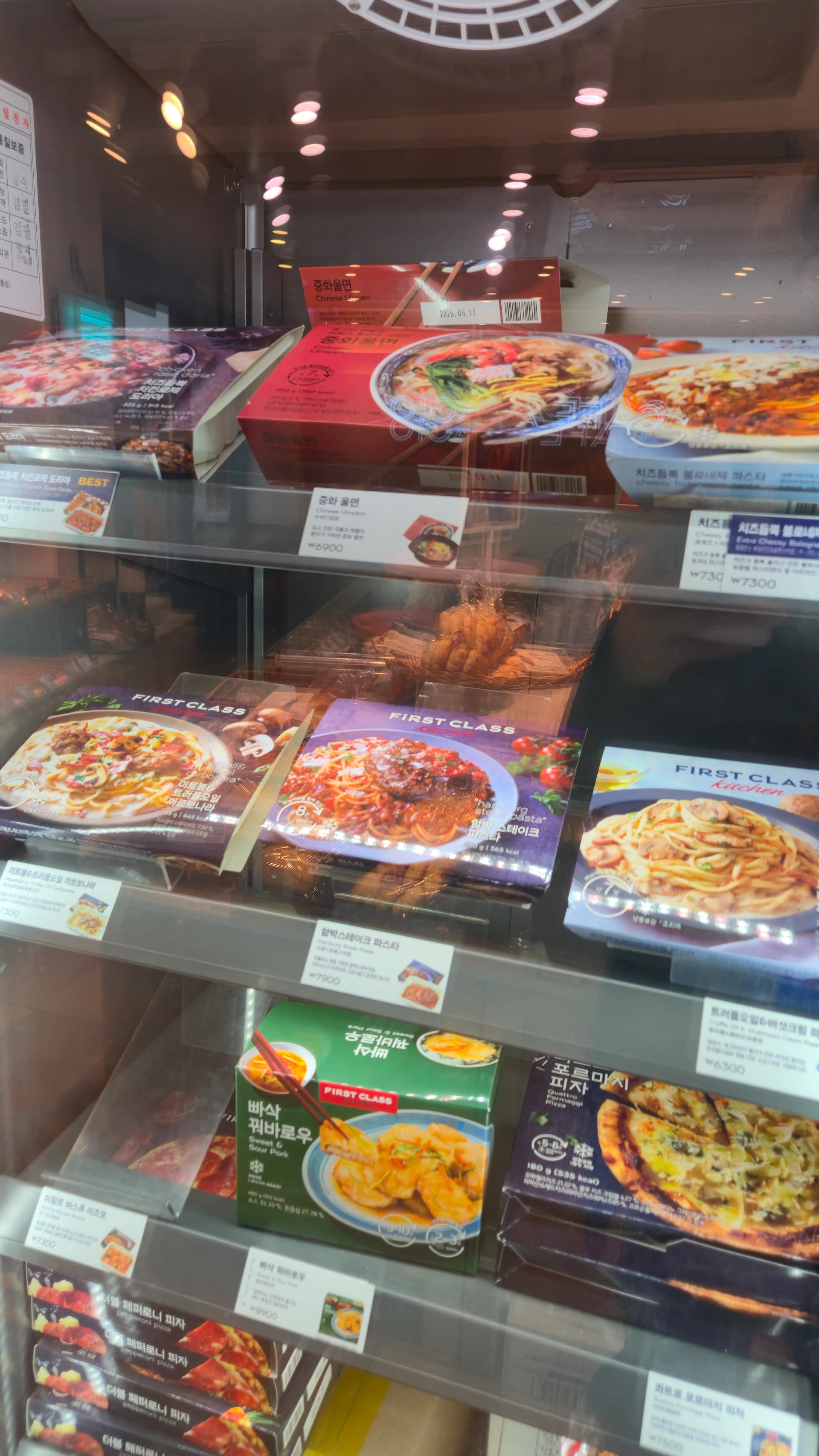 파리바게뜨 간편식 코너, 파스타 짬뽕 피자 귀바로우 등 냉동식품이 진열된 모습
