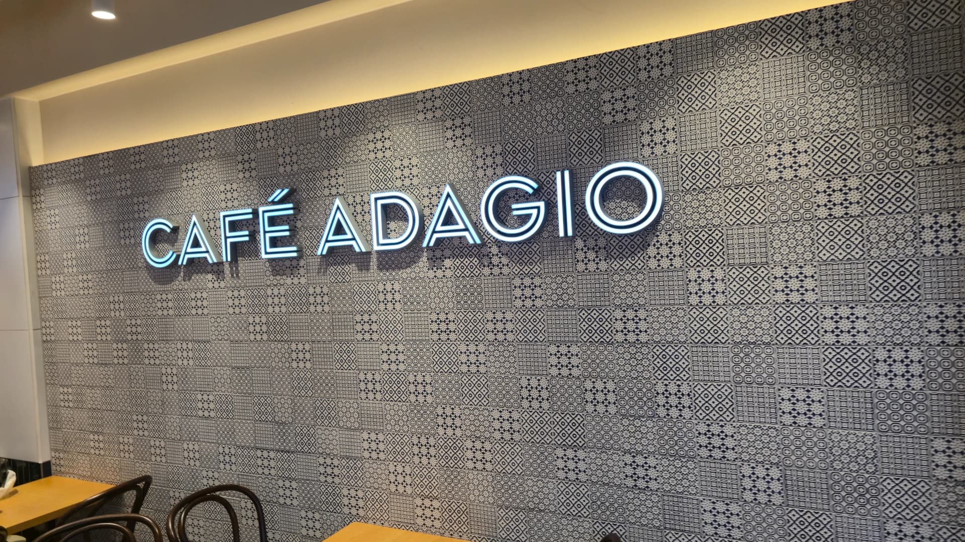 파리바게뜨 매장 안쪽에 위치한 카페 아다지오 좌석 공간