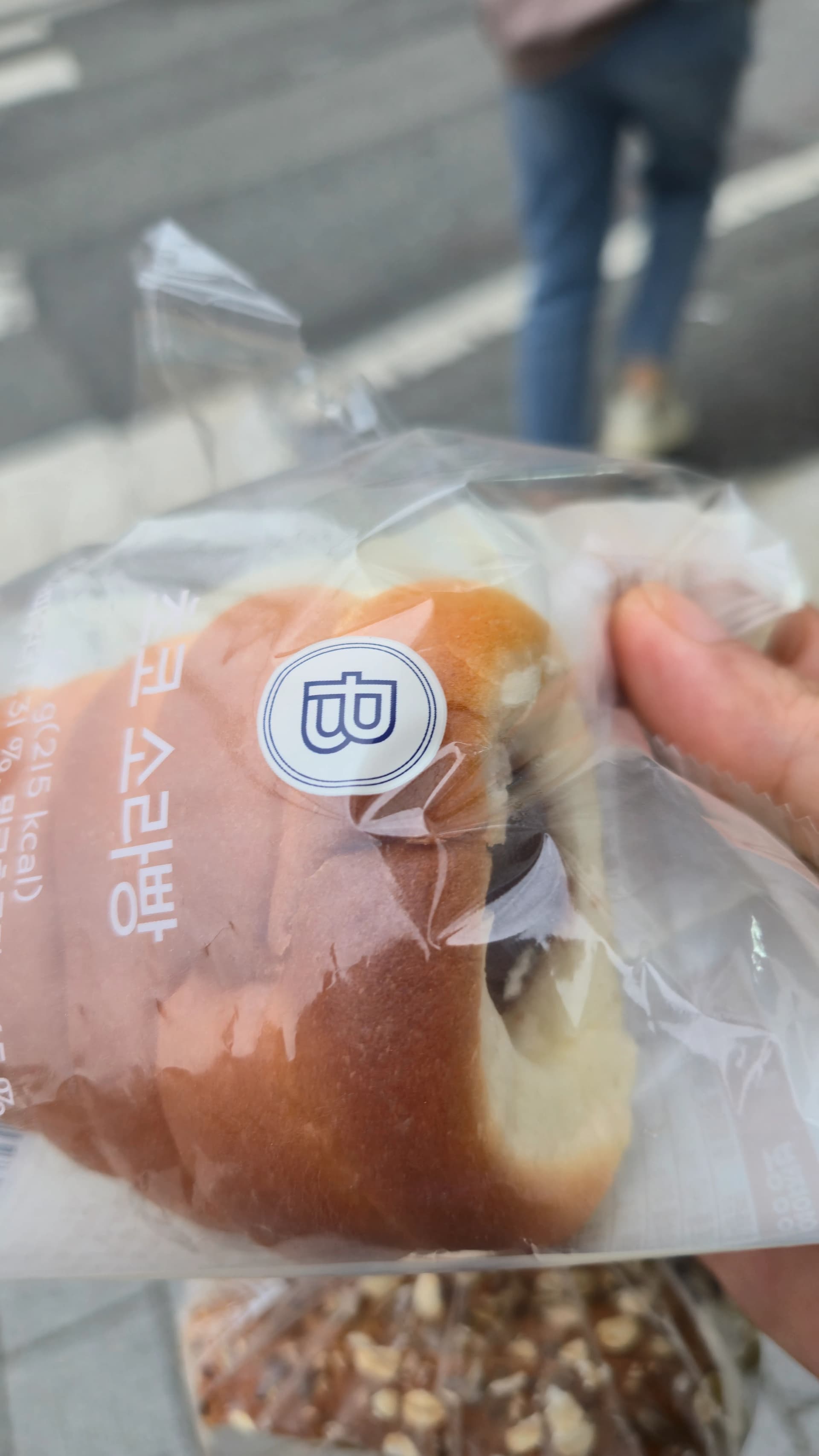 파리바게뜨 초코소라빵을 봉투에서 꺼낸 모습, 소라 모양으로 돌돌 말린 빵 안에 초코크림이 보이는 모습