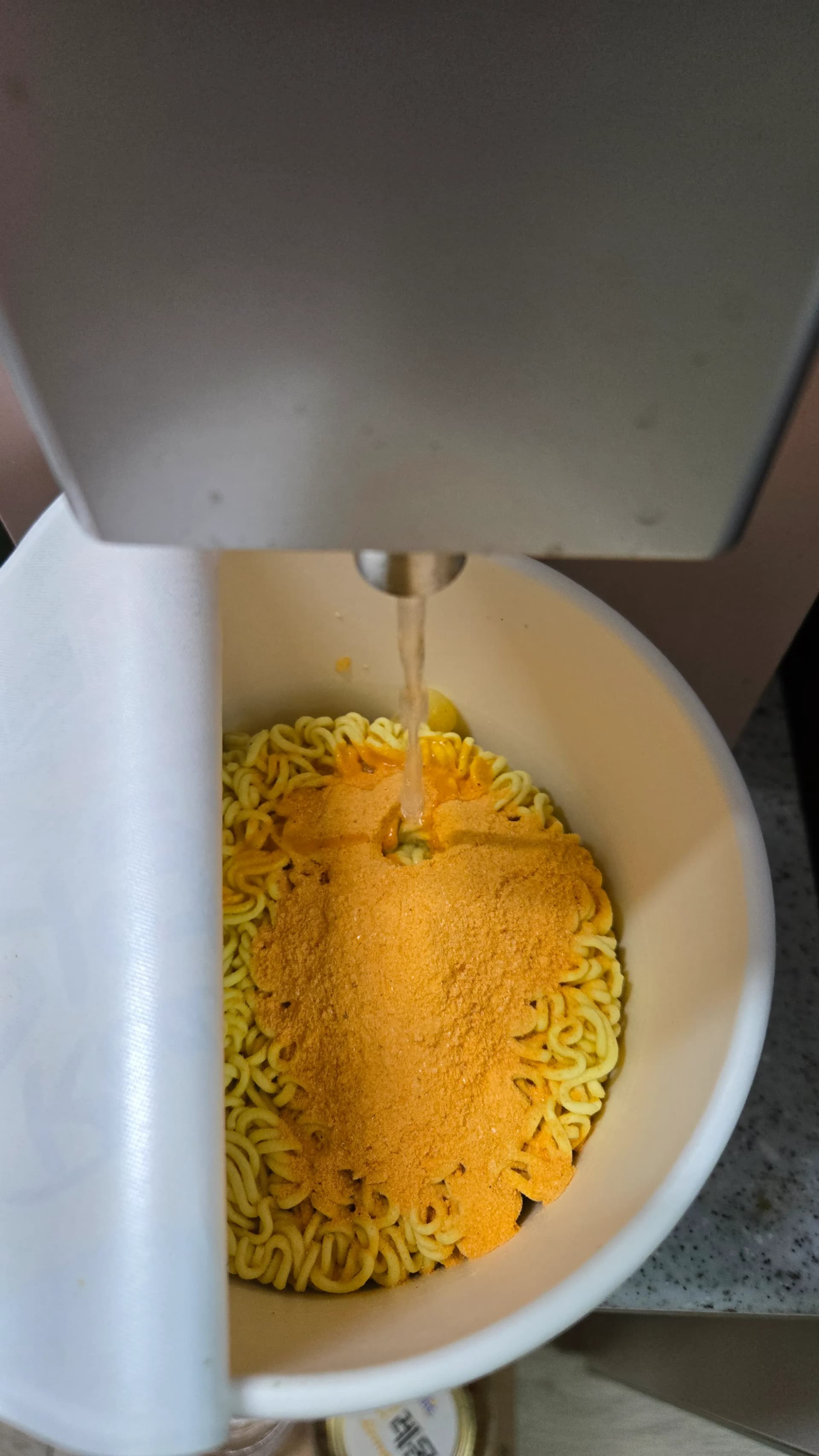 Abocant aigua bullent fins a la línia marcada a l’Ottogi Real Cheese Ramen | 하이제이에스비