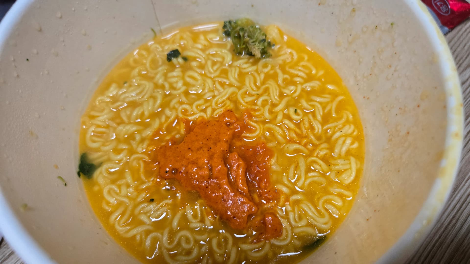 Ollot de ramen de formatge d’Ottogi després de 2 minuts al microones — brou daurat amb els fideus ja oberts | 하이제이에스비