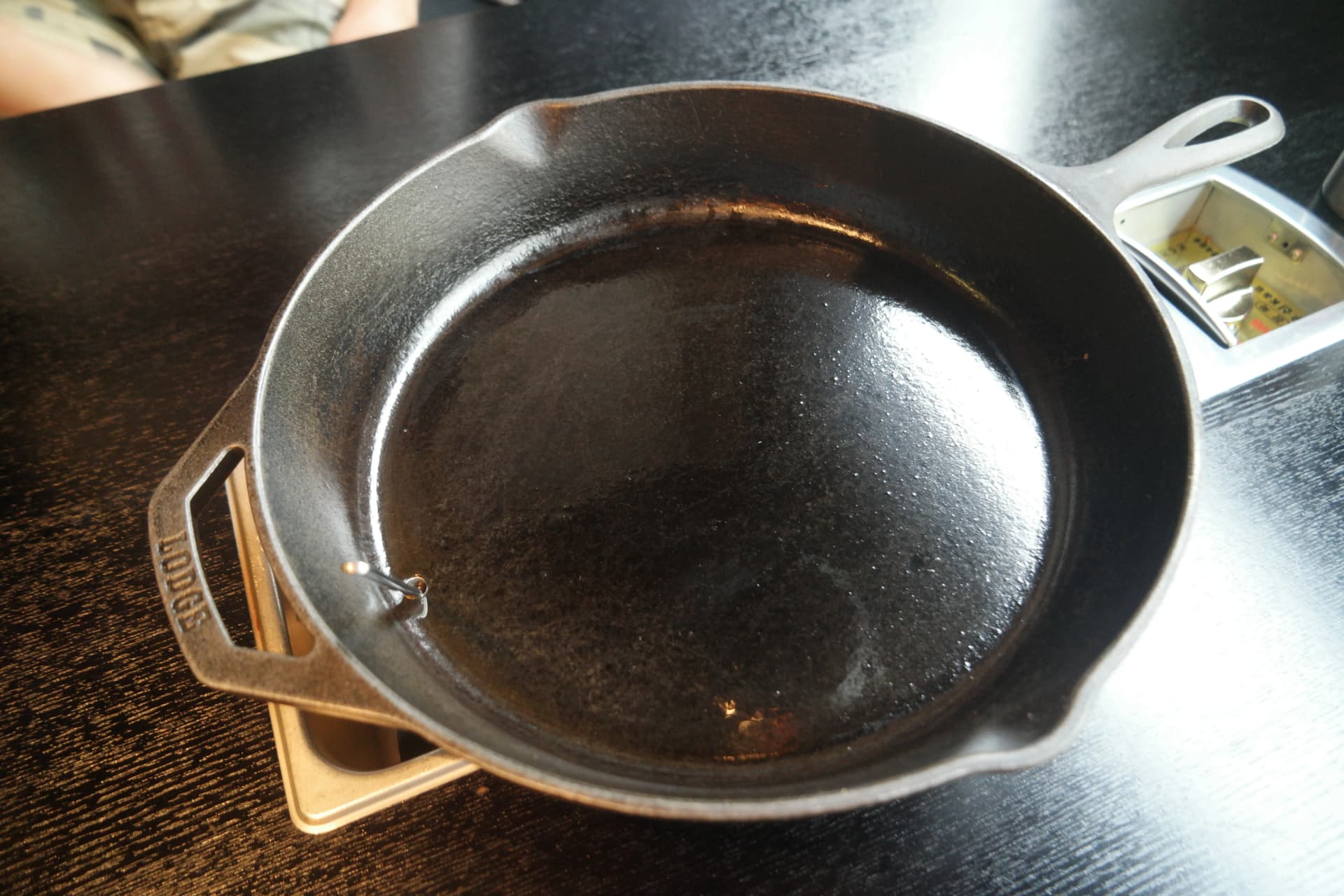 Tavolo in un ristorante coreano a volontà con padella in ghisa già pronta per la cottura | 하이제이에스비