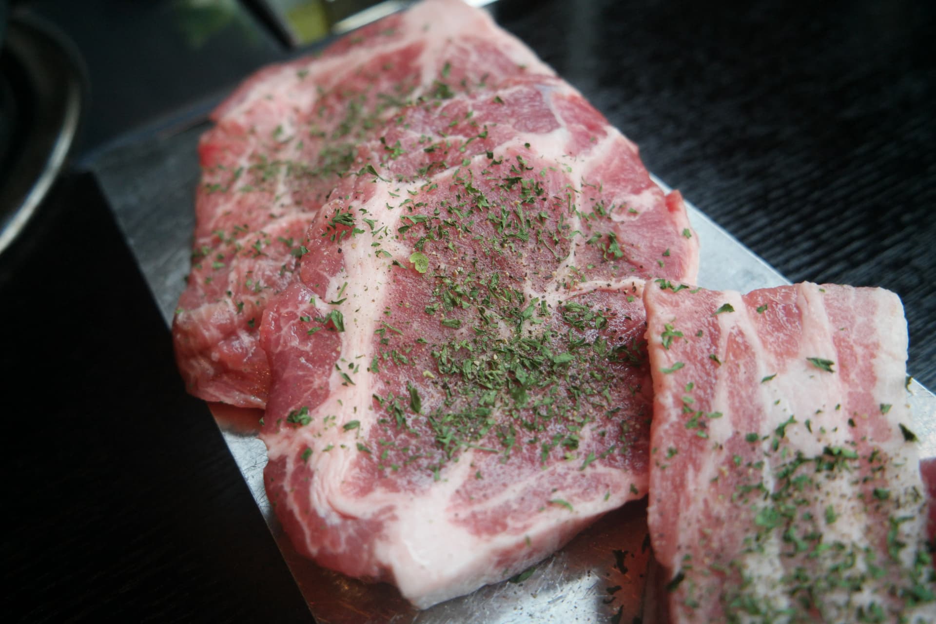 Primo piano della spalla di maiale coreana cruda con una bella marezzatura fine e uniforme | 하이제이에스비