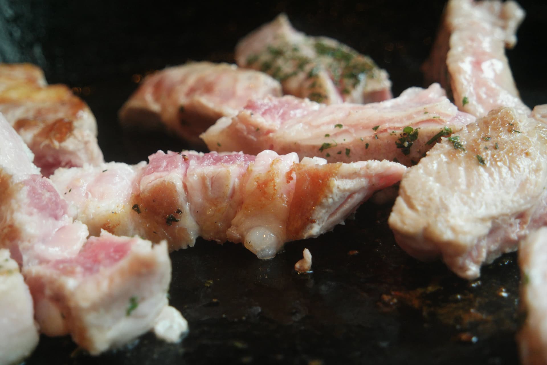 Samgyeopsal appena tagliato con le forbici che mostra la sezione succulenta con cottura perfetta | 하이제이에스비